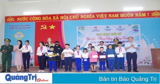 Tuyên truyền pháp luật cho học sinh vùng biên giới biển