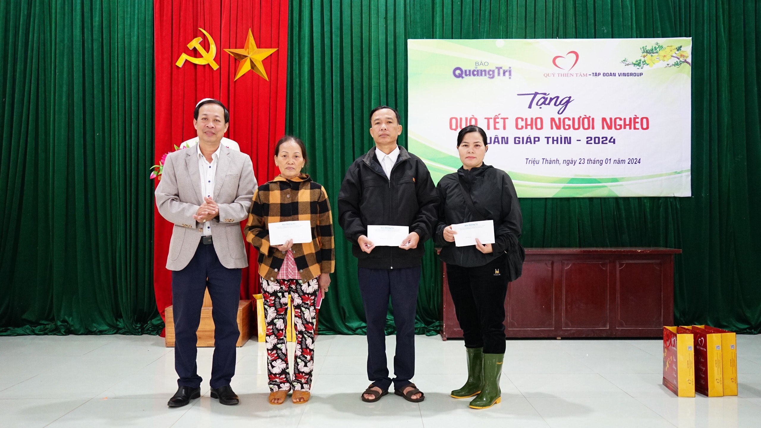 Quang Tri Newspaper - Thien Tam Fund: Giving 180 gifts to people in difficult circumstances in Trieu Phong district