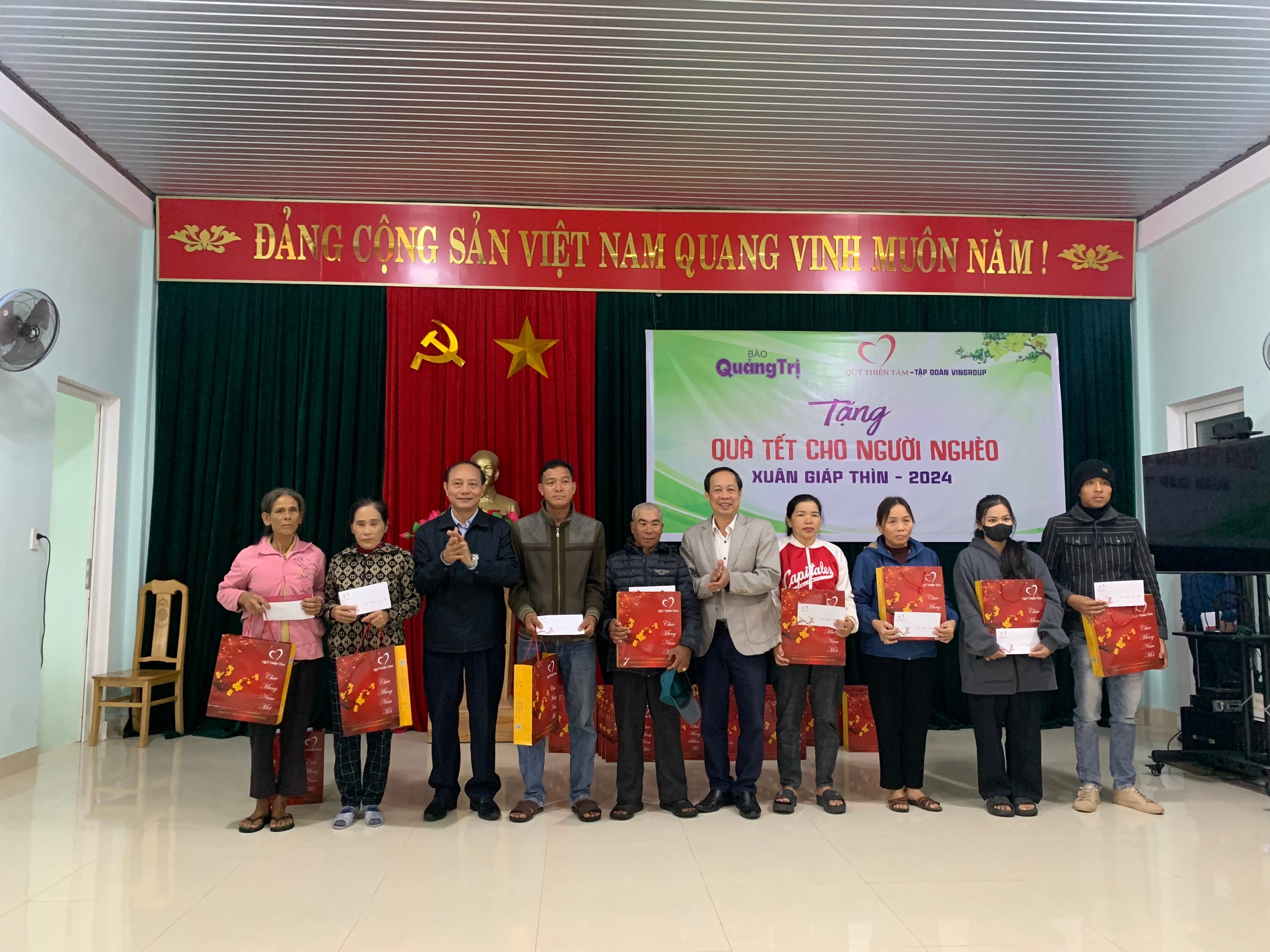 Quang Tri Newspaper - Thien Tam Fund: Giving 180 gifts to people in difficult circumstances in Trieu Phong district