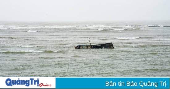 Suche nach einer Lösung zur Rettung eines gestrandeten Fischerbootes bei Cua Tung