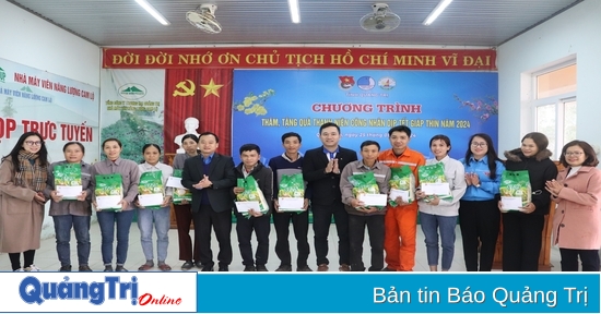 Trao 40 suất quà cho thanh niên công nhân dịp tết Nguyên đán Giáp Thìn năm 2024