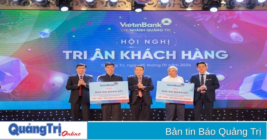 La succursale de VietinBank Quang Tri se réunit pour remercier les clients en 2024