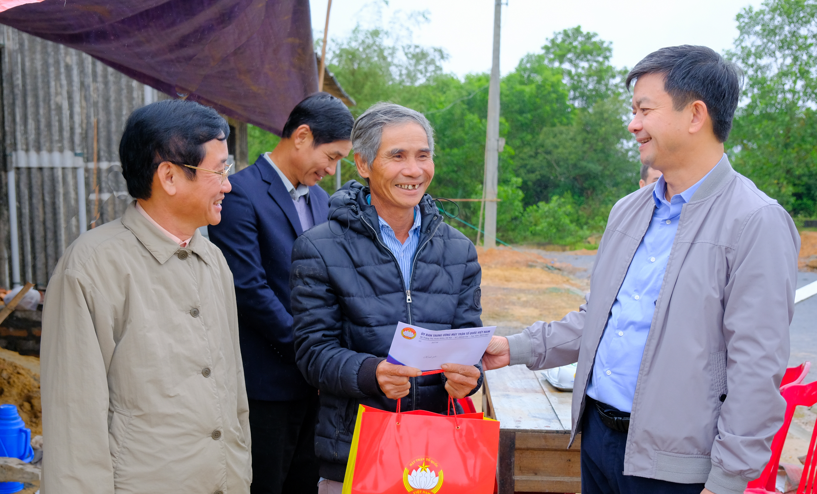 Bí thư Tỉnh ủy Lê Quang Tùng thăm, tặng quà tết tại Khu tái định cư xã Hải Trường