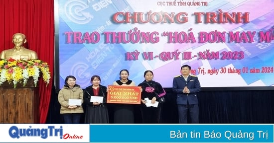 Trao thưởng chương trình “Hóa đơn may mắn” kỳ VI, quý III, năm 2023