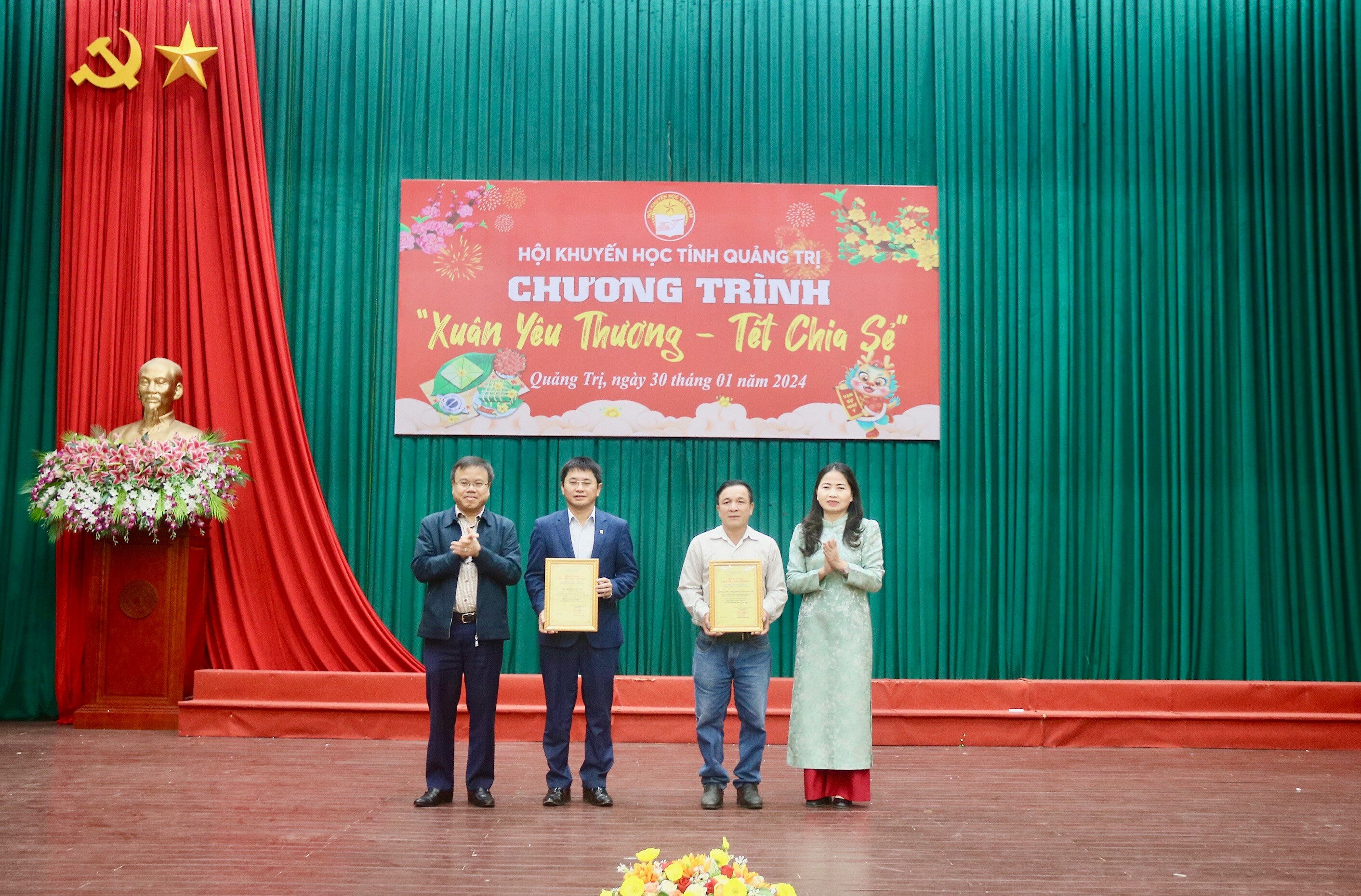 Tặng 146 suất quà Tết cho học sinh, sinh viên nghèo hiếu học