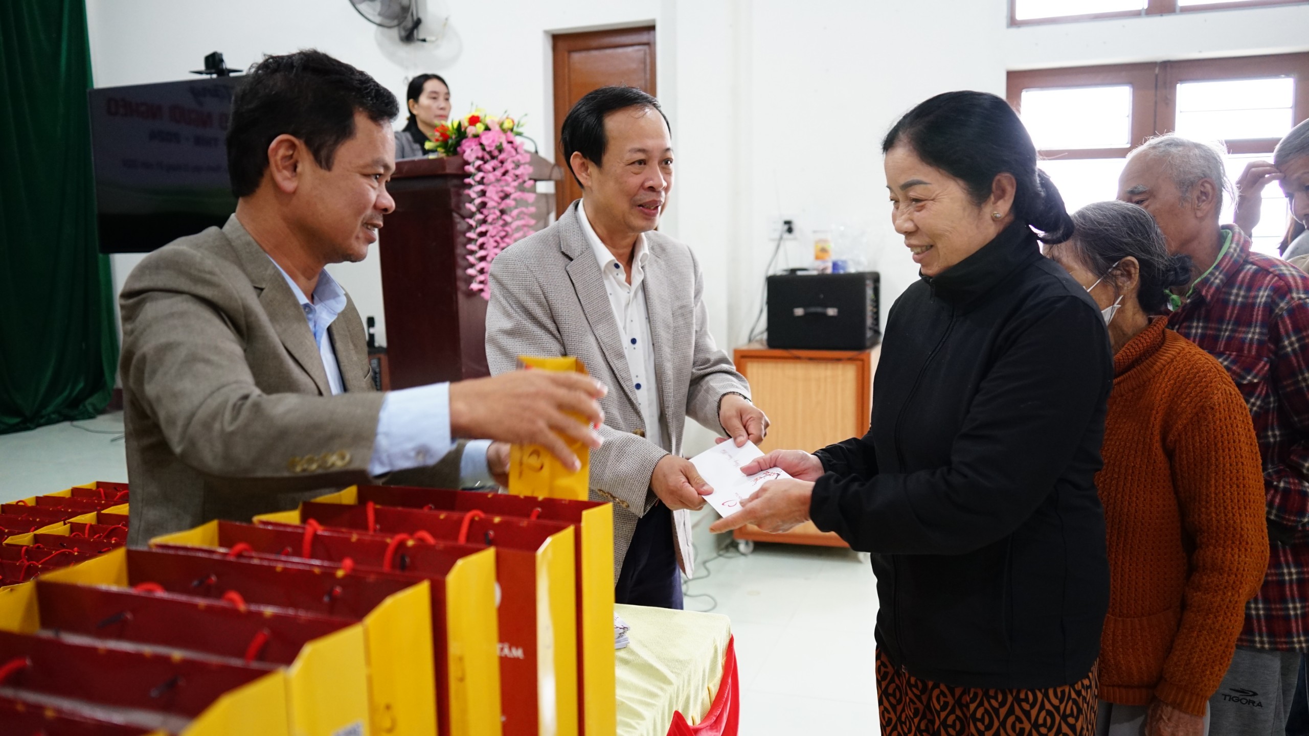 Quang Tri Newspaper - Thien Tam Fund: Giving 180 gifts to people in difficult circumstances in Trieu Phong district