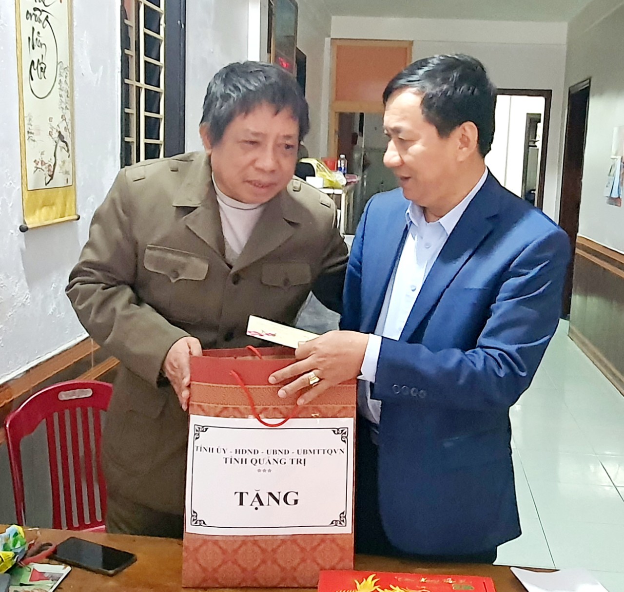 동하시 당서기 레꽝치엔, 정책수혜자 가족 방문 및 새해 복 많이 받으세요