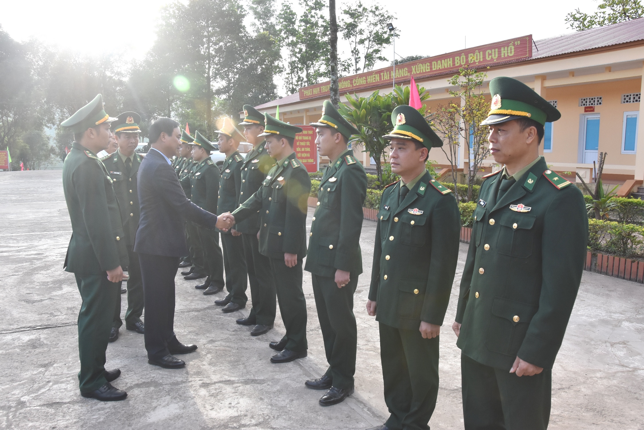 Chủ tịch UBND tỉnh Võ Văn Hưng thăm, chúc Tết các đồn biên phòng, địa phương khu vực biên giới