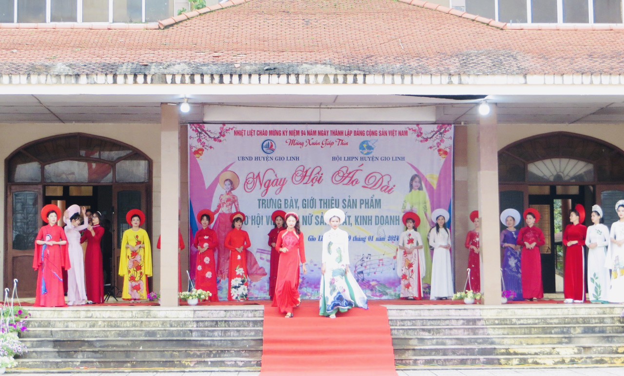 Près de 200 femmes cadres et membres participent au « Festival Ao Dai »