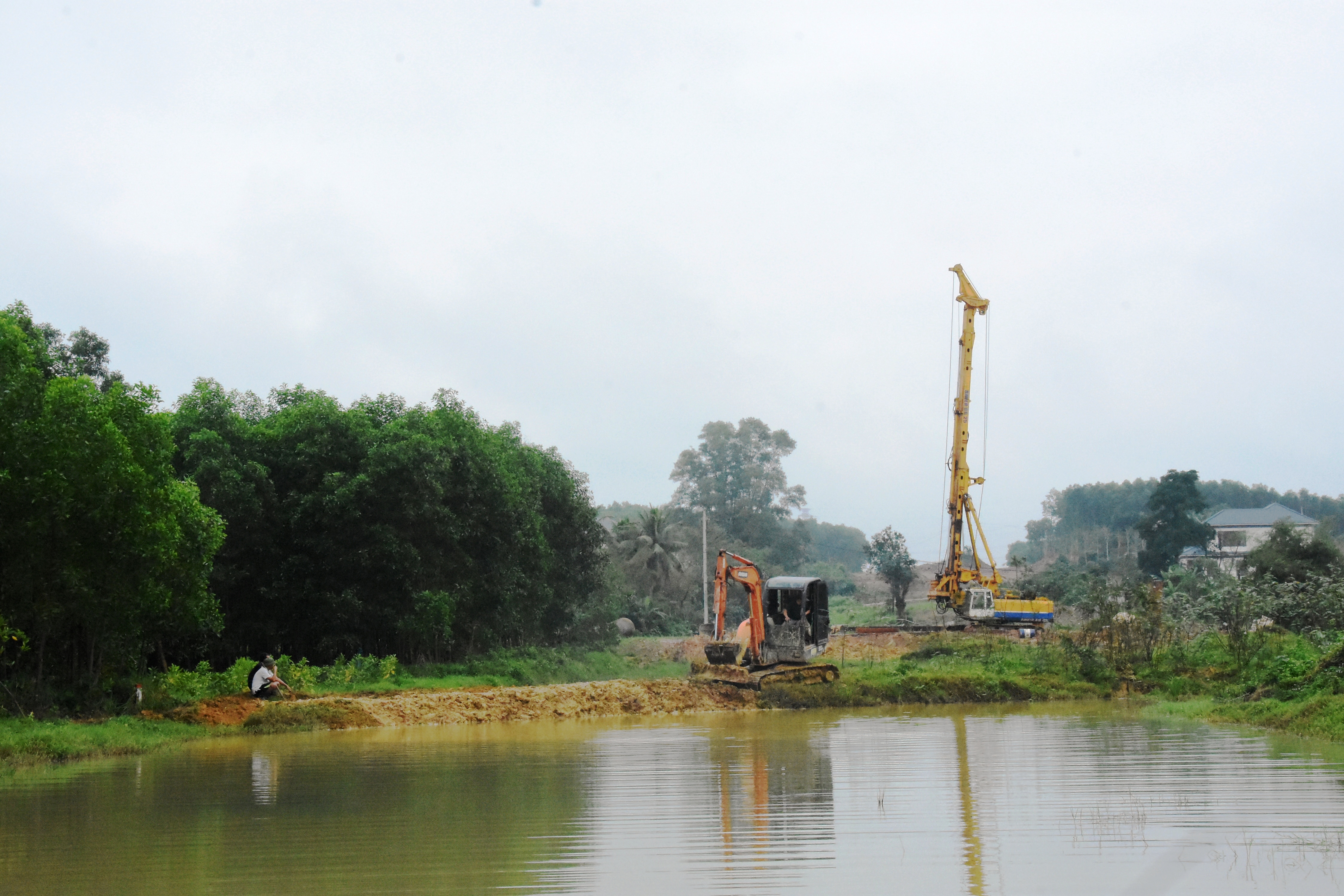 Khắc phục tình trạng bồi lấp đồng ruộng phục vụ sản xuất cho người dân thôn Tân Kiên