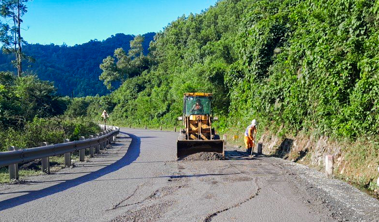 Sửa chữa những điểm hư hỏng trên đường Hồ Chí Minh nhánh Tây