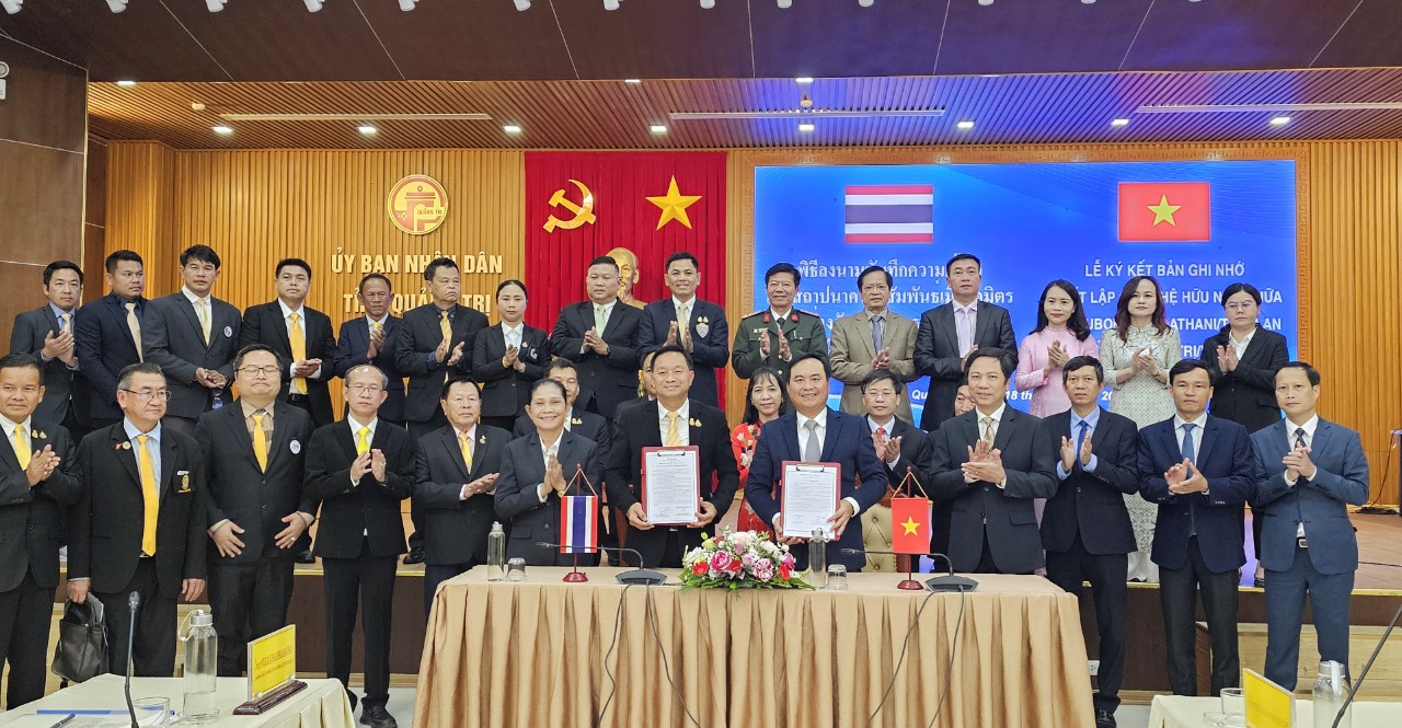 Quang Tri Province and Ubon Ratchathani Province signed a memorandum of understanding to establish friendly relations.