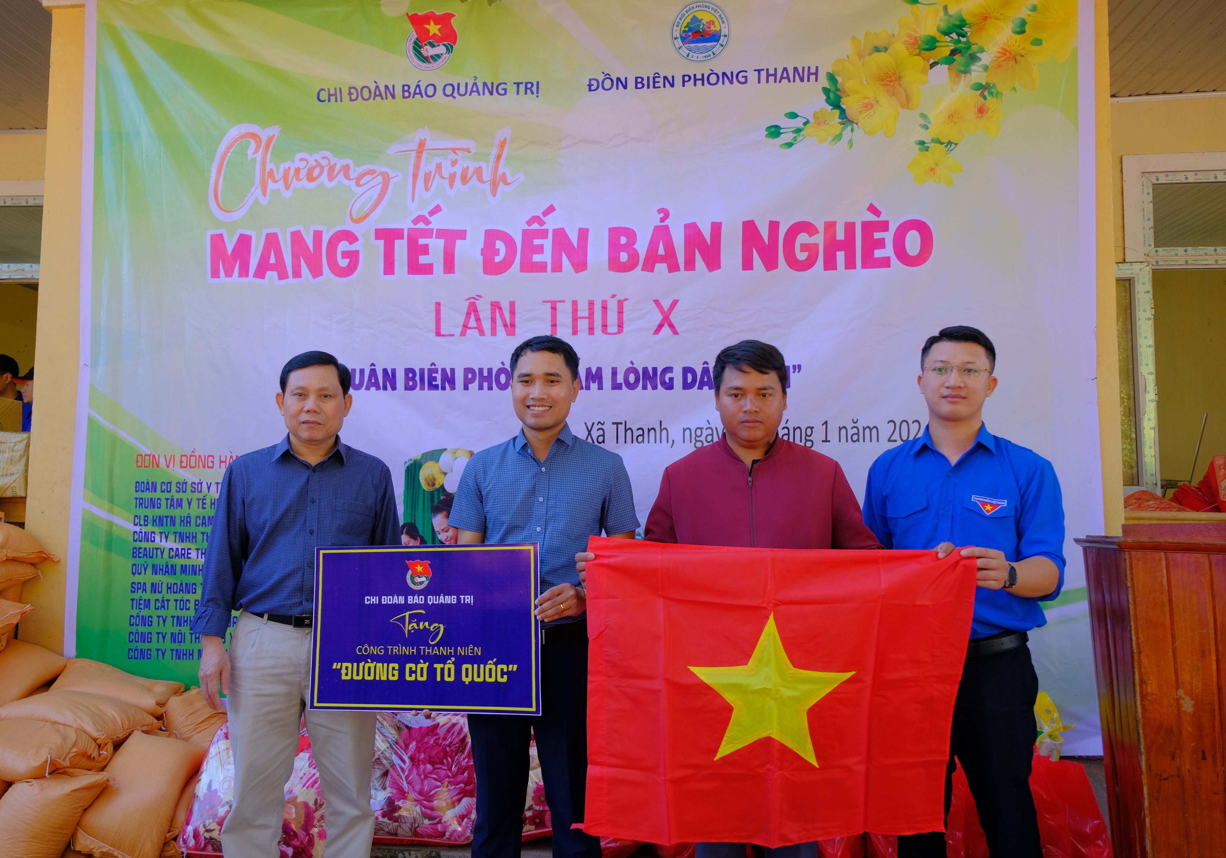 Tổ chức chương trình “Mang Tết đến bản nghèo” lần thứ 10 tại xã Thanh, huyện Hướng Hóa