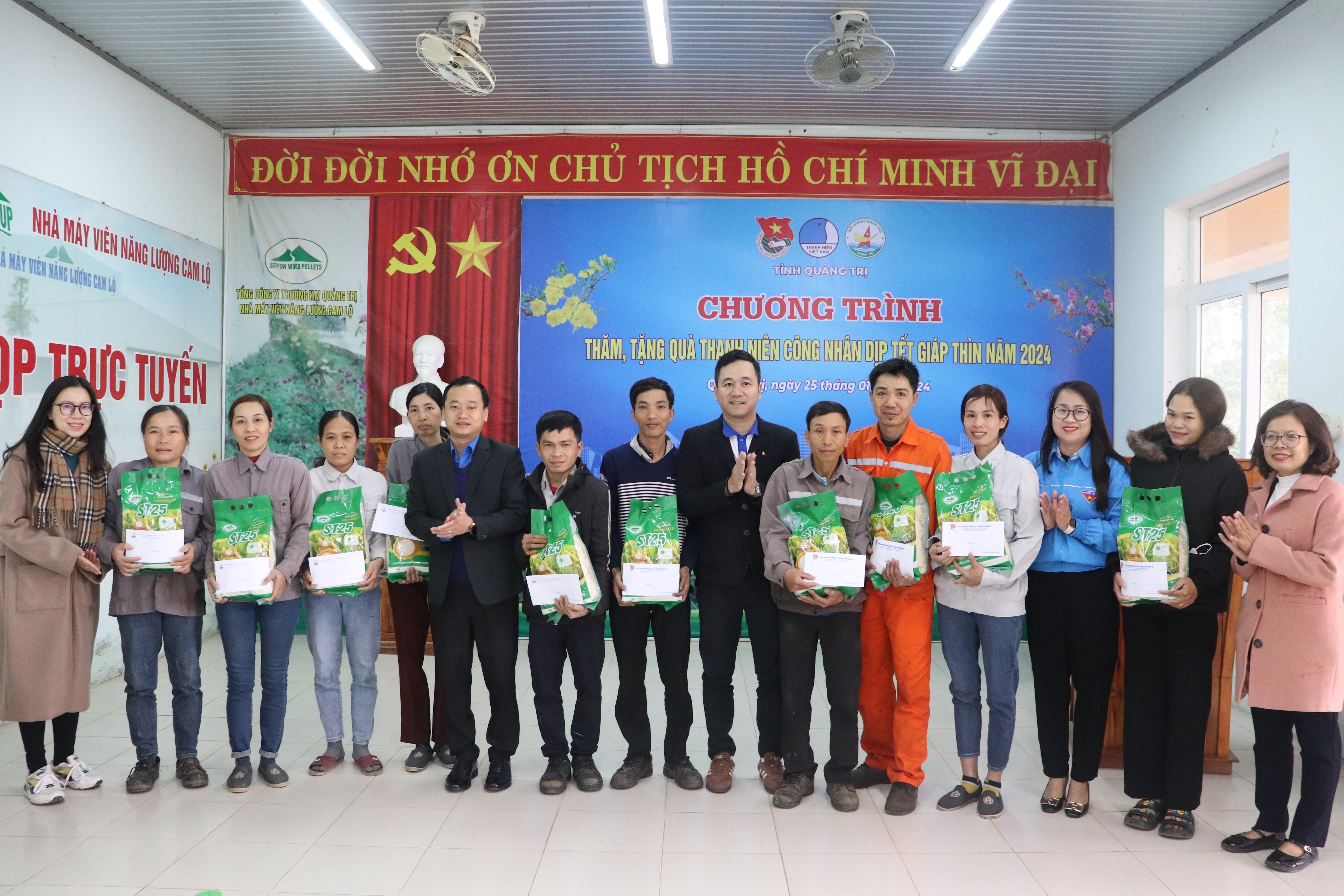 Trao 40 suất quà cho công nhân dịp tết Nguyên đán Giáp Thìn - 2024