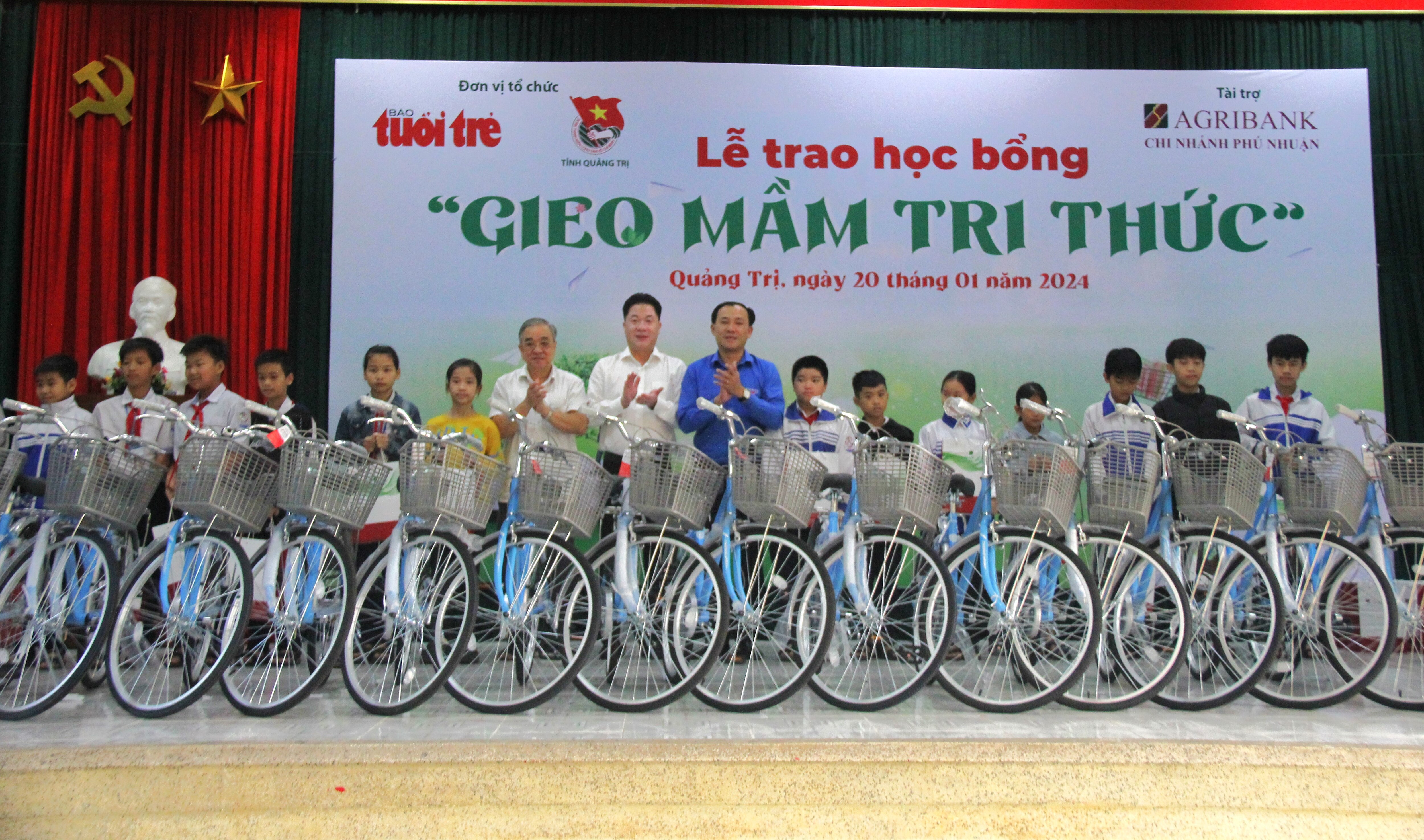 Trao học bổng “Gieo mầm tri thức” cho học sinh có hoàn cảnh khó khăn