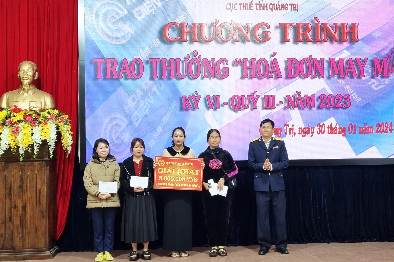 Trao thưởng chương trình “Hóa đơn may mắn” kỳ VI, quý III, năm 2023