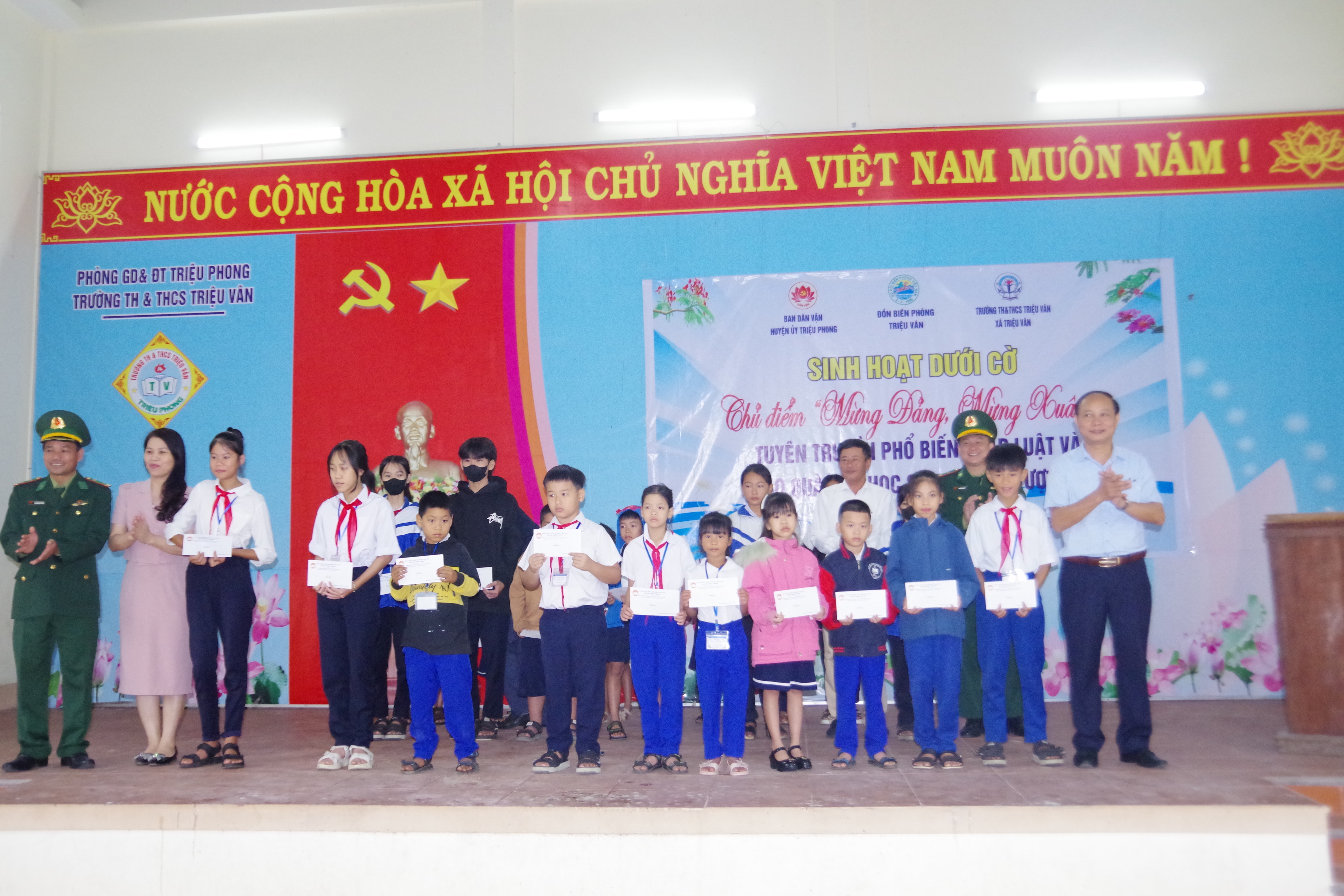 Tuyên truyền pháp luật cho học sinh vùng biên giới biển