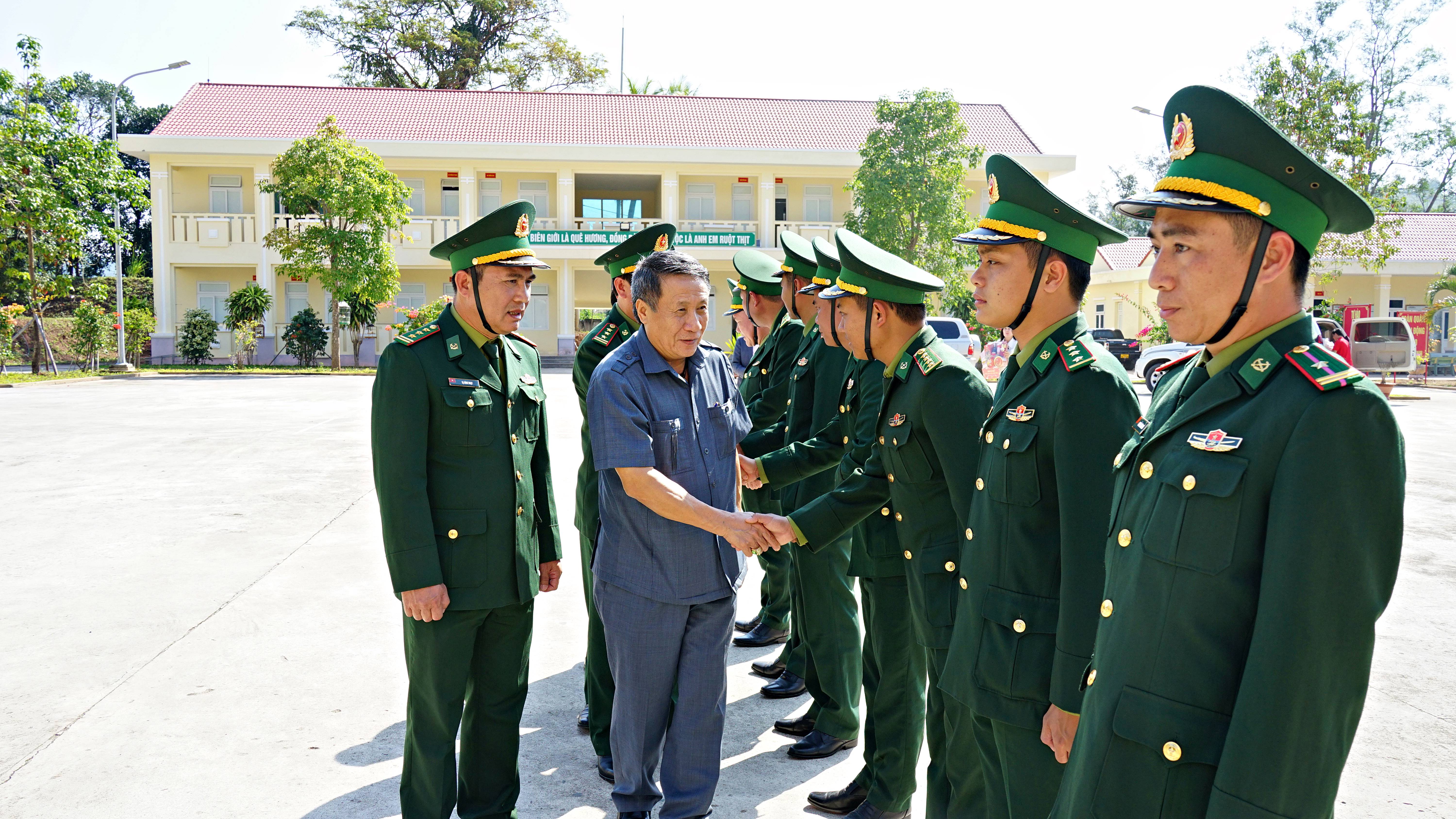 Phó Chủ tịch Thường trực UBND tỉnh Hà Sỹ Đồng thăm, chúc tết huyện Đakrông, lực lượng biên phòng