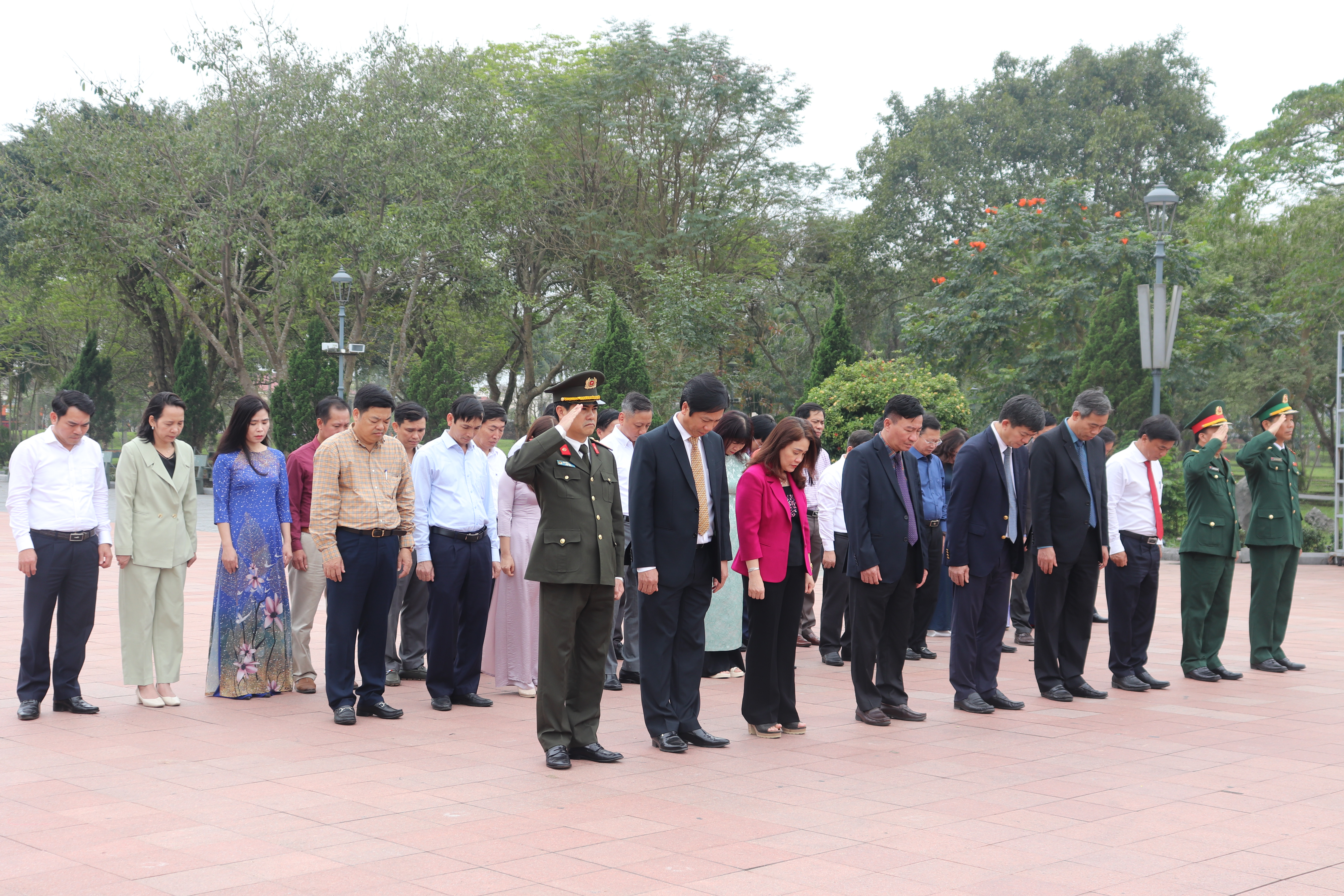 Lãnh đạo tỉnh tri ân các anh hùng liệt sĩ nhân dịp tết Nguyên đán Giáp Thìn