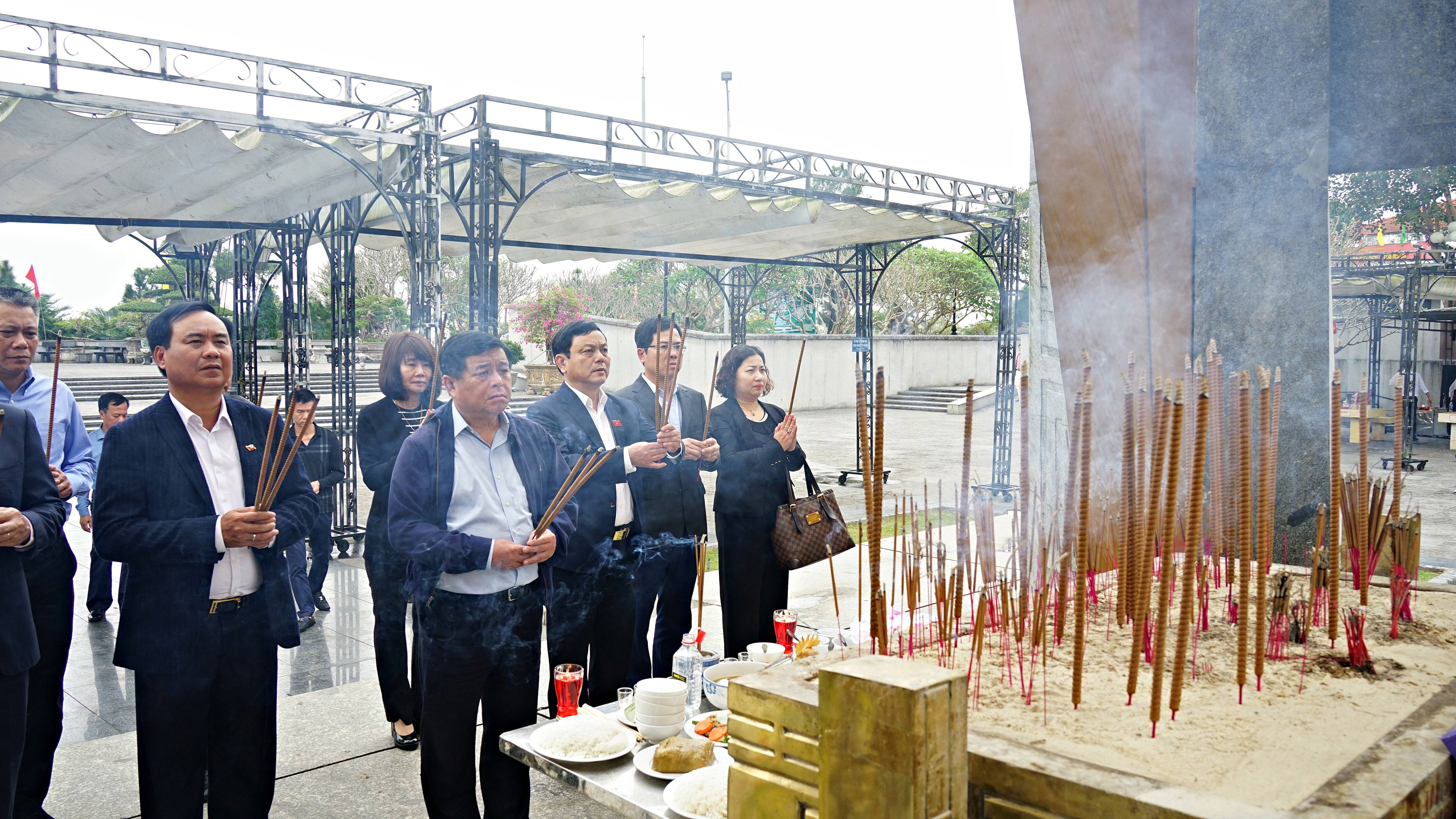 Bộ trưởng Bộ Kế hoạch và Đầu tư Nguyễn Chí Dũng thăm, tặng quà cho các hộ gia đình chính sách tại tỉnh Quảng Trị