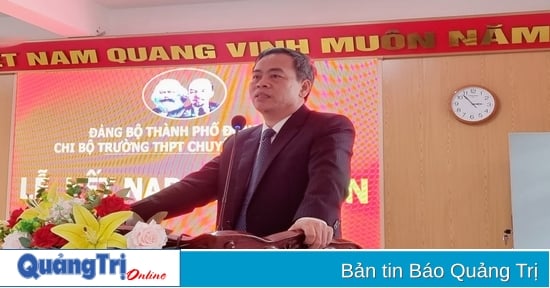 Chi bộ Trường THPT chuyên Lê Quý Đôn kết nạp 9 đảng viên là học sinh