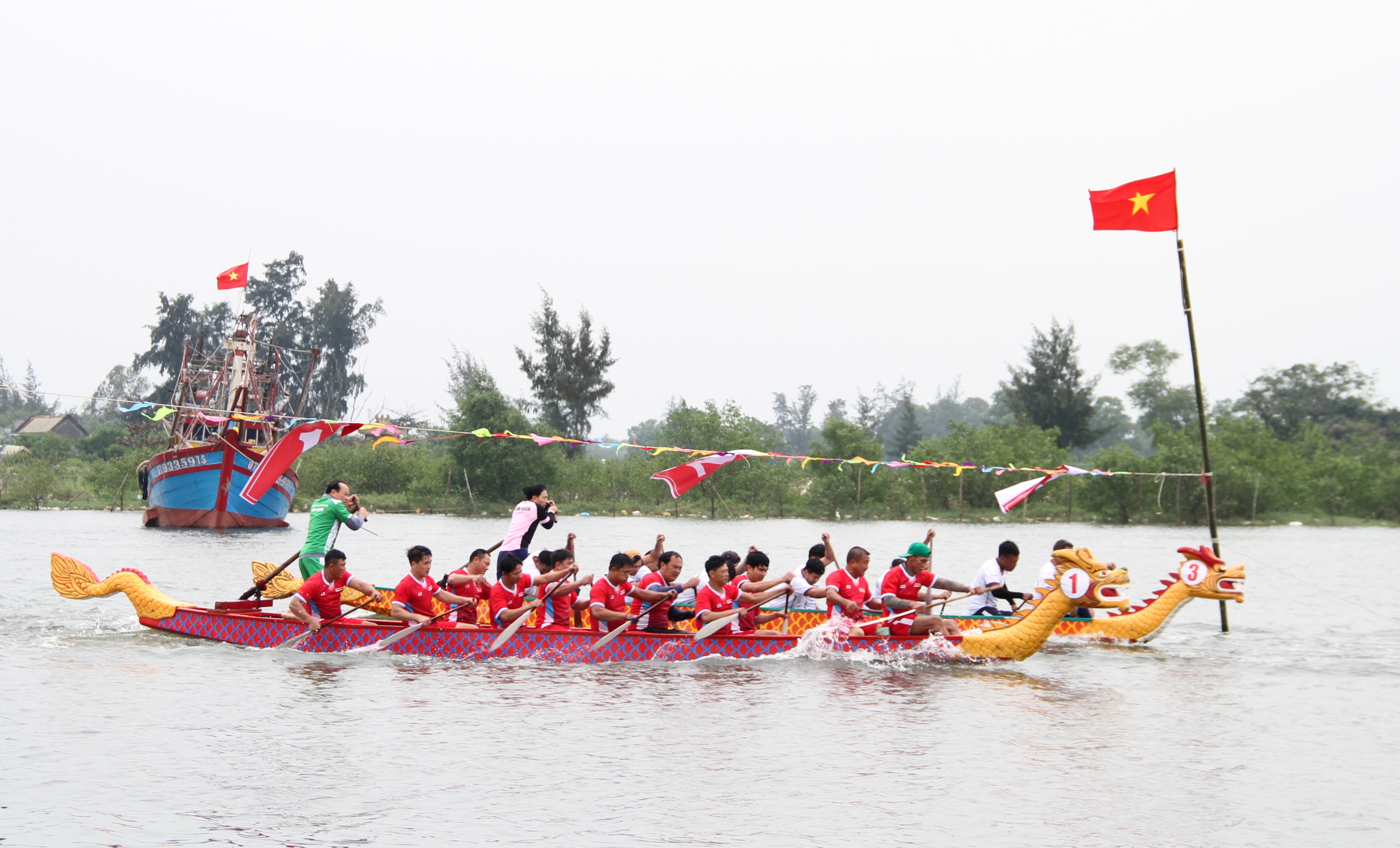 Sôi nổi Lễ hội Đua thuyền rồng mừng Đảng, mừng Xuân Giáp Thìn – 2024 thôn Phú Hội mở rộng