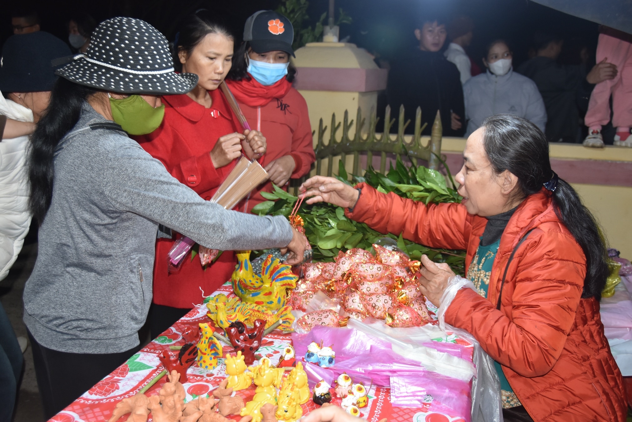 เทศกาลตลาดบ้านชุมชน Bich La ที่น่าตื่นเต้นในฤดูใบไม้ผลิของ Giap Thin