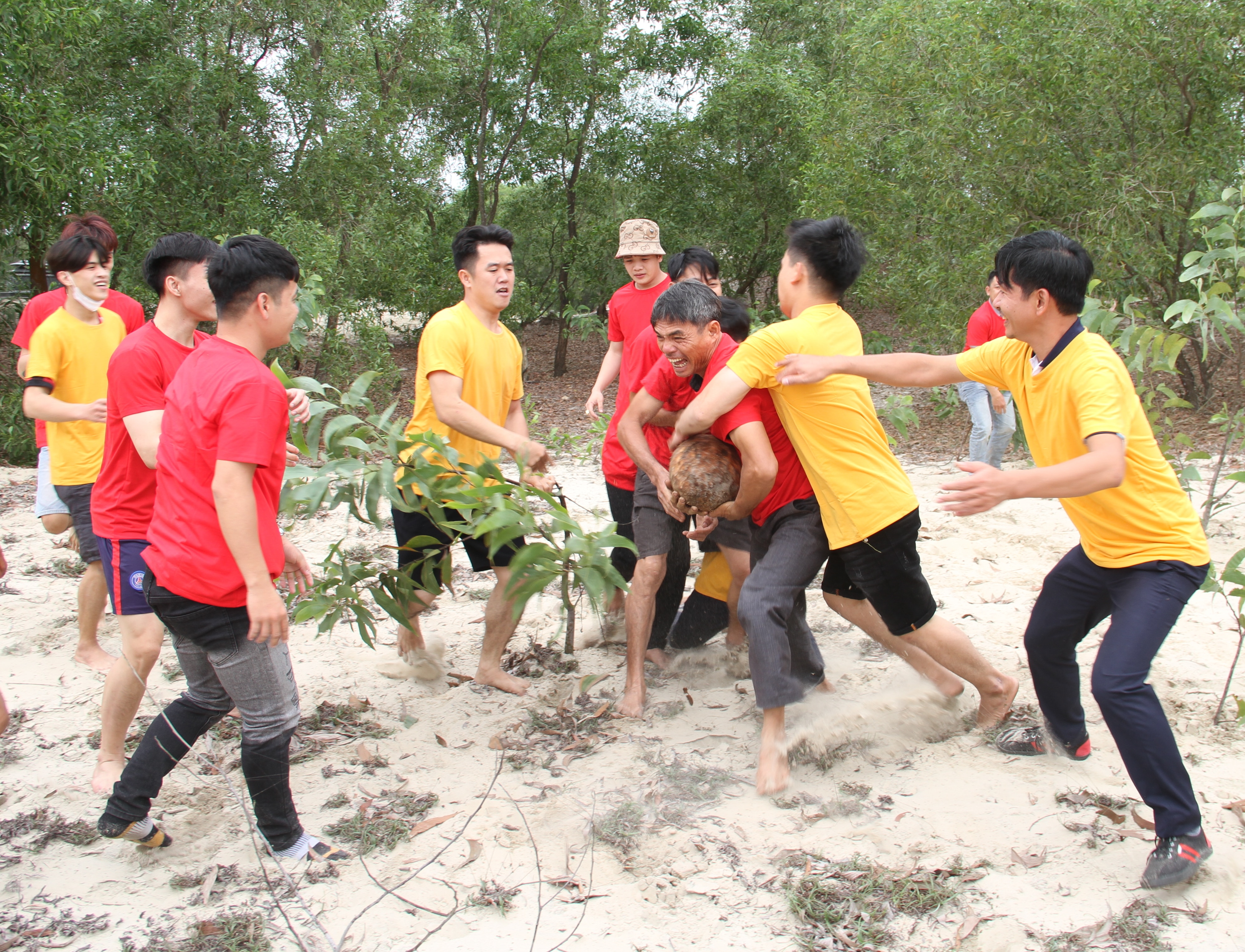 เทศกาล Cu แบบดั้งเดิมในช่วงต้นฤดูใบไม้ผลิของปีไทของหมู่บ้านอันมี