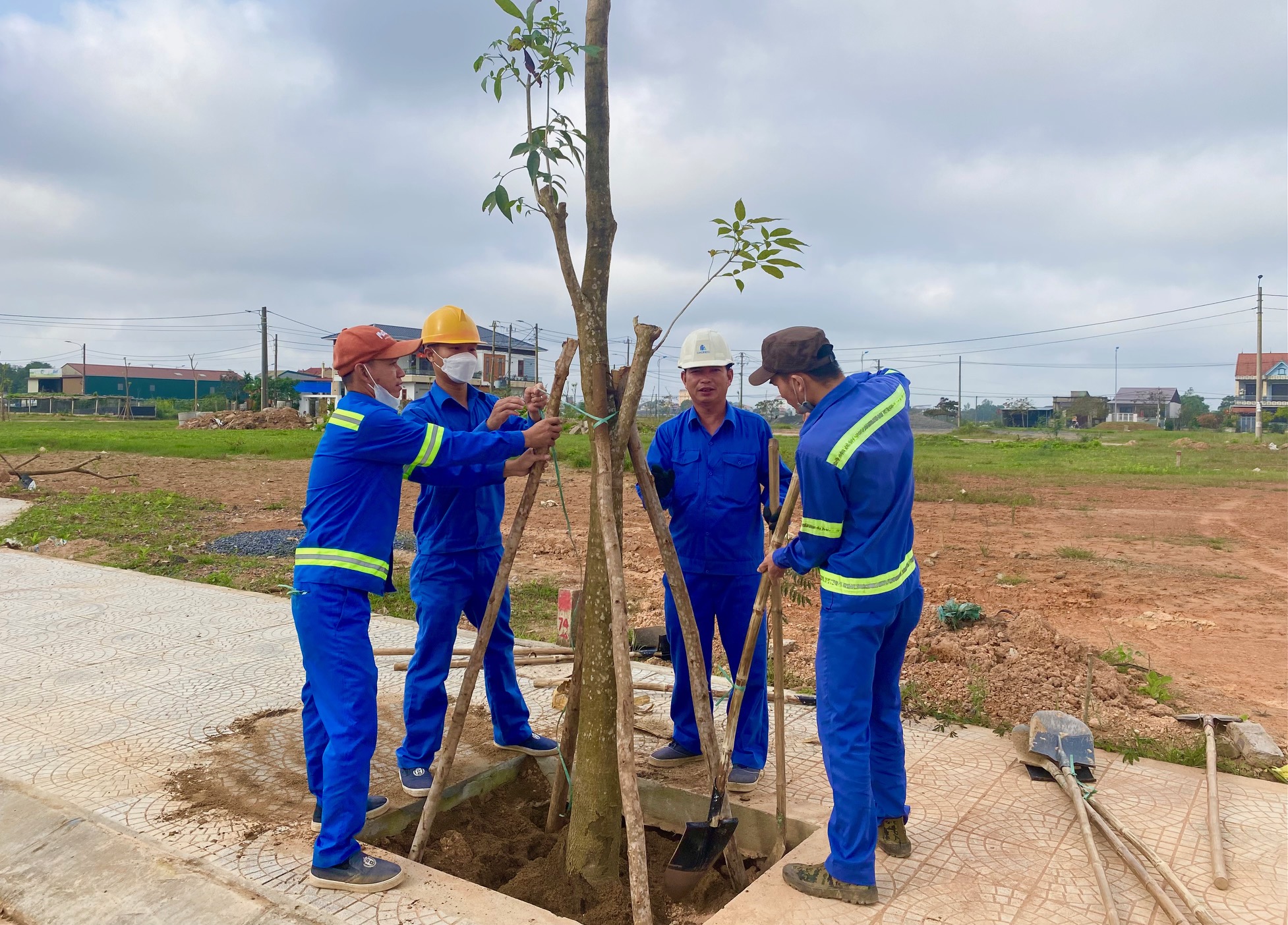 Ville. Dong Ha a lancé le « Festival de plantation d'arbres pour se souvenir à jamais de l'Oncle Ho » au printemps de Giap Thin - 2024