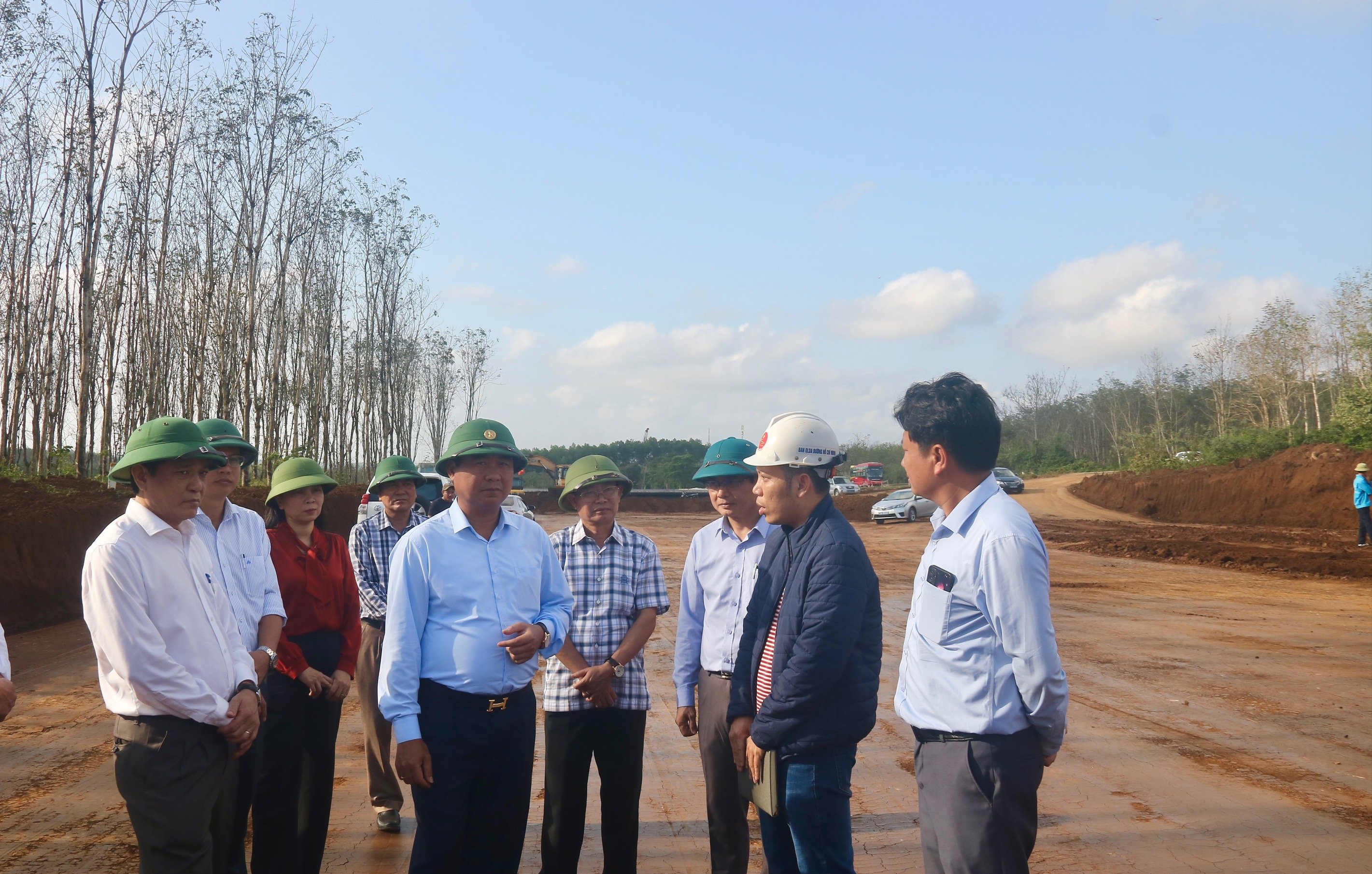 Checking the construction progress of resettlement areas of Van Ninh - Cam Lo expressway project