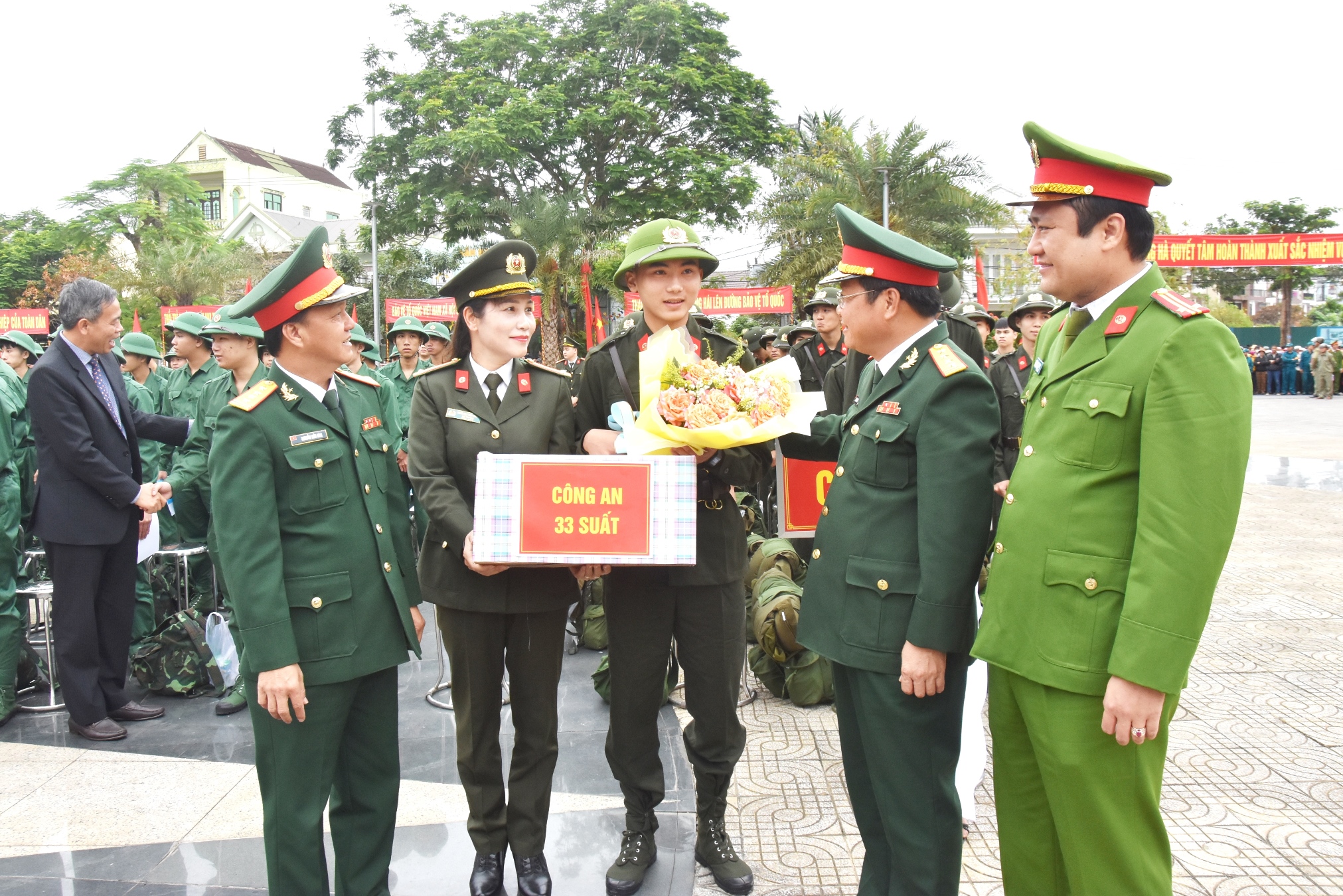 Phó Bí thư Thường trực Tỉnh ủy, Chủ tịch HĐND tỉnh Nguyễn Đăng Quang dự lễ giao nhận quân năm 2024 tại TP. Đông Hà