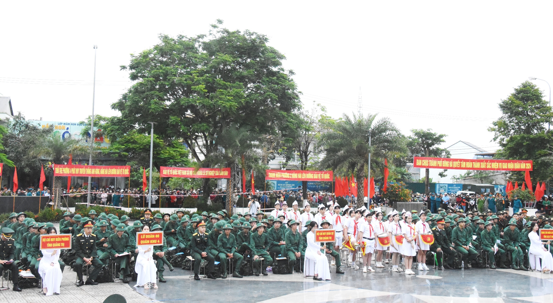 Phó Bí thư Thường trực Tỉnh ủy, Chủ tịch HĐND tỉnh Nguyễn Đăng Quang dự lễ giao nhận quân năm 2024 tại TP. Đông Hà