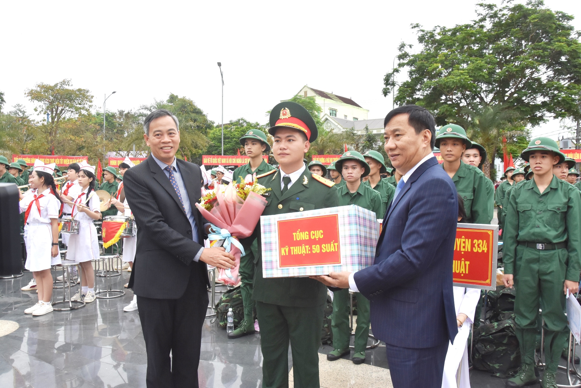 Phó Bí thư Thường trực Tỉnh ủy, Chủ tịch HĐND tỉnh Nguyễn Đăng Quang dự lễ giao nhận quân năm 2024 tại TP. Đông Hà