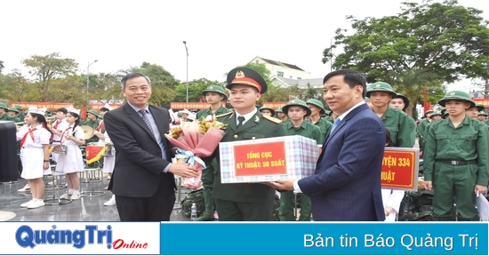 Standing Deputy Secretary of the Provincial Party Committee, Chairman of the Provincial People's Council Nguyen Dang Quang attended the 2024 military enlistment ceremony in Dong Ha City.