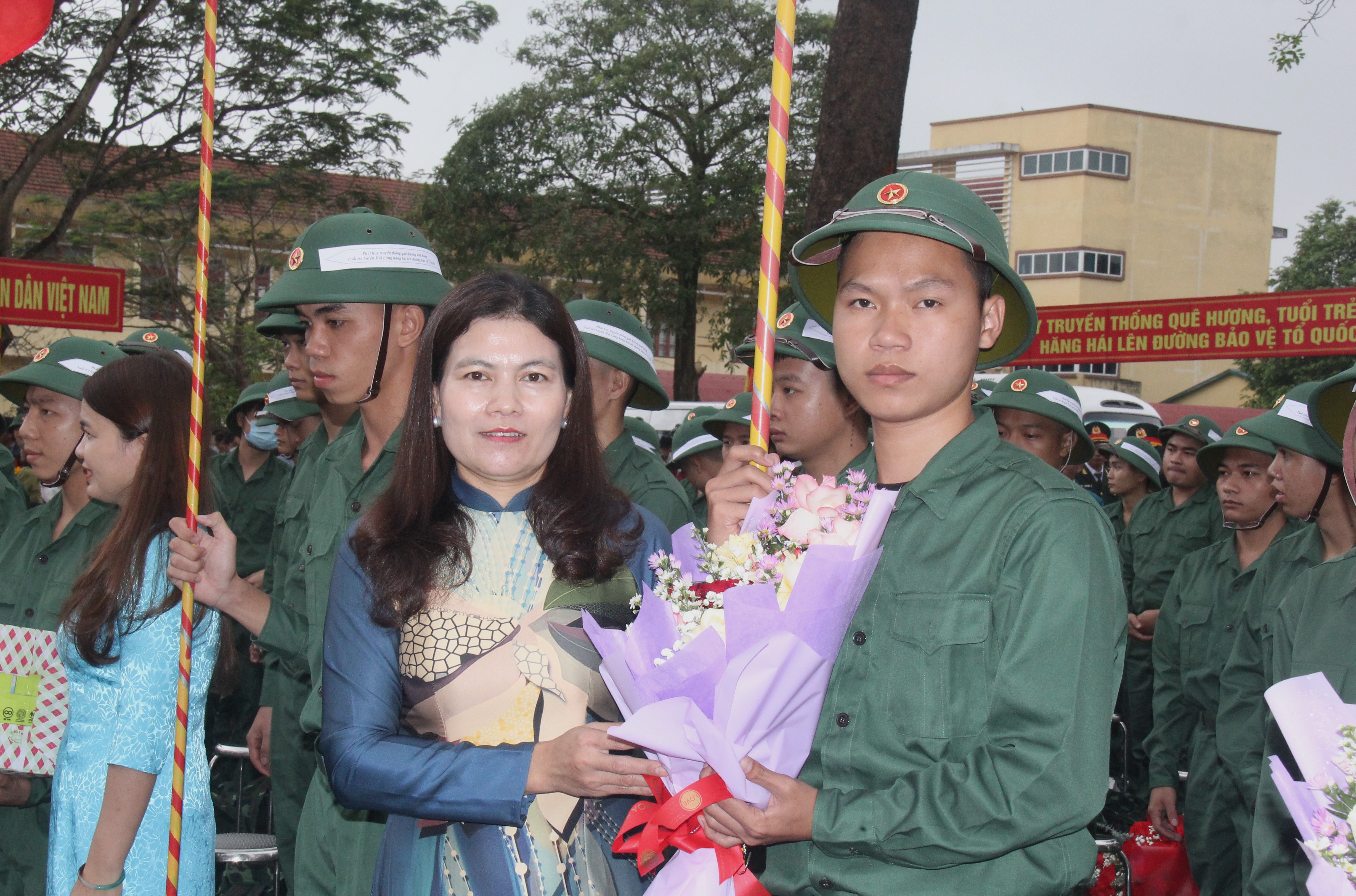 171 young men from Hai Lang enthusiastically join the army