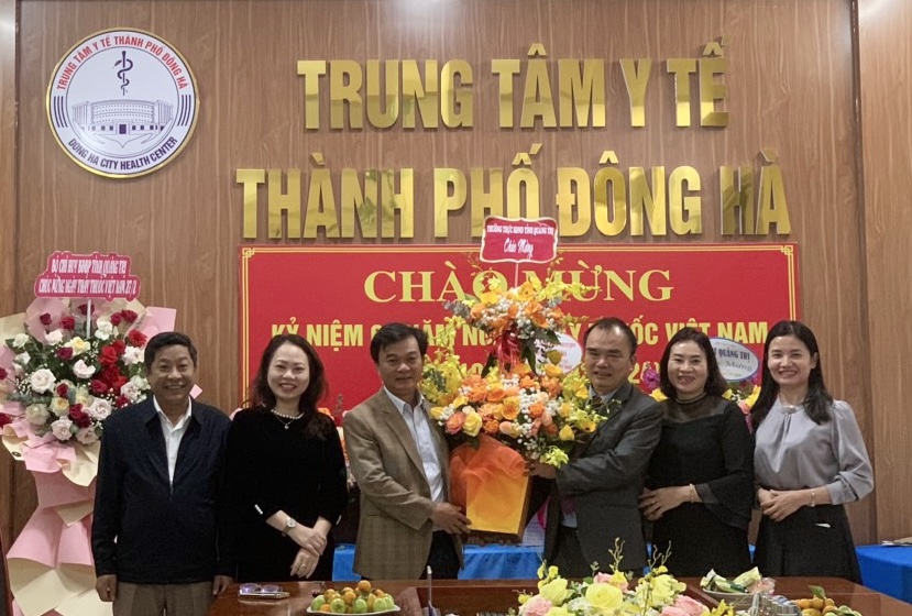 Lãnh đạo tỉnh Quảng Trị thăm và chúc mừng các đơn vị y tế nhân ngày Thầy thuốc Việt Nam 27/2