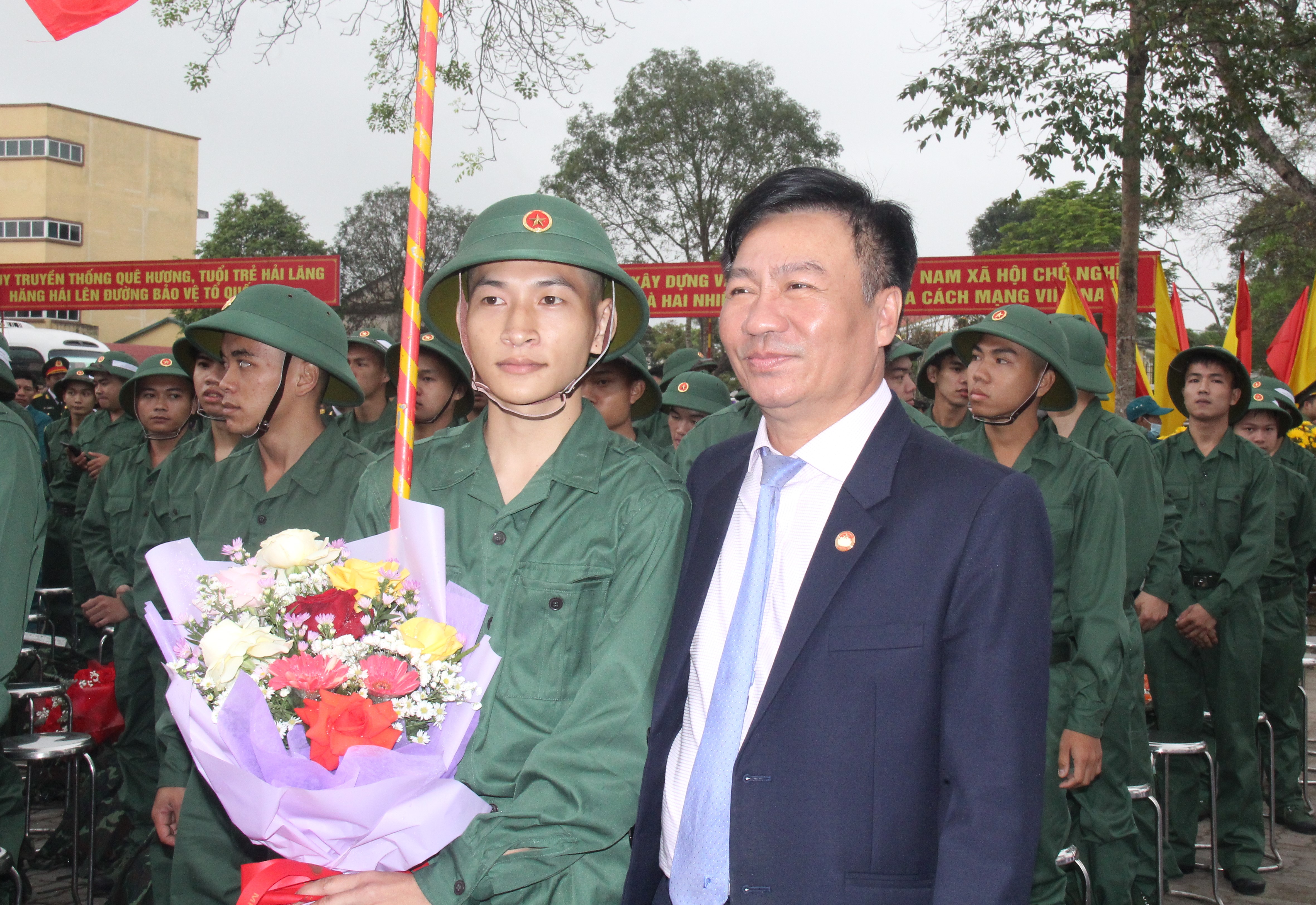 171 young men from Hai Lang enthusiastically join the army