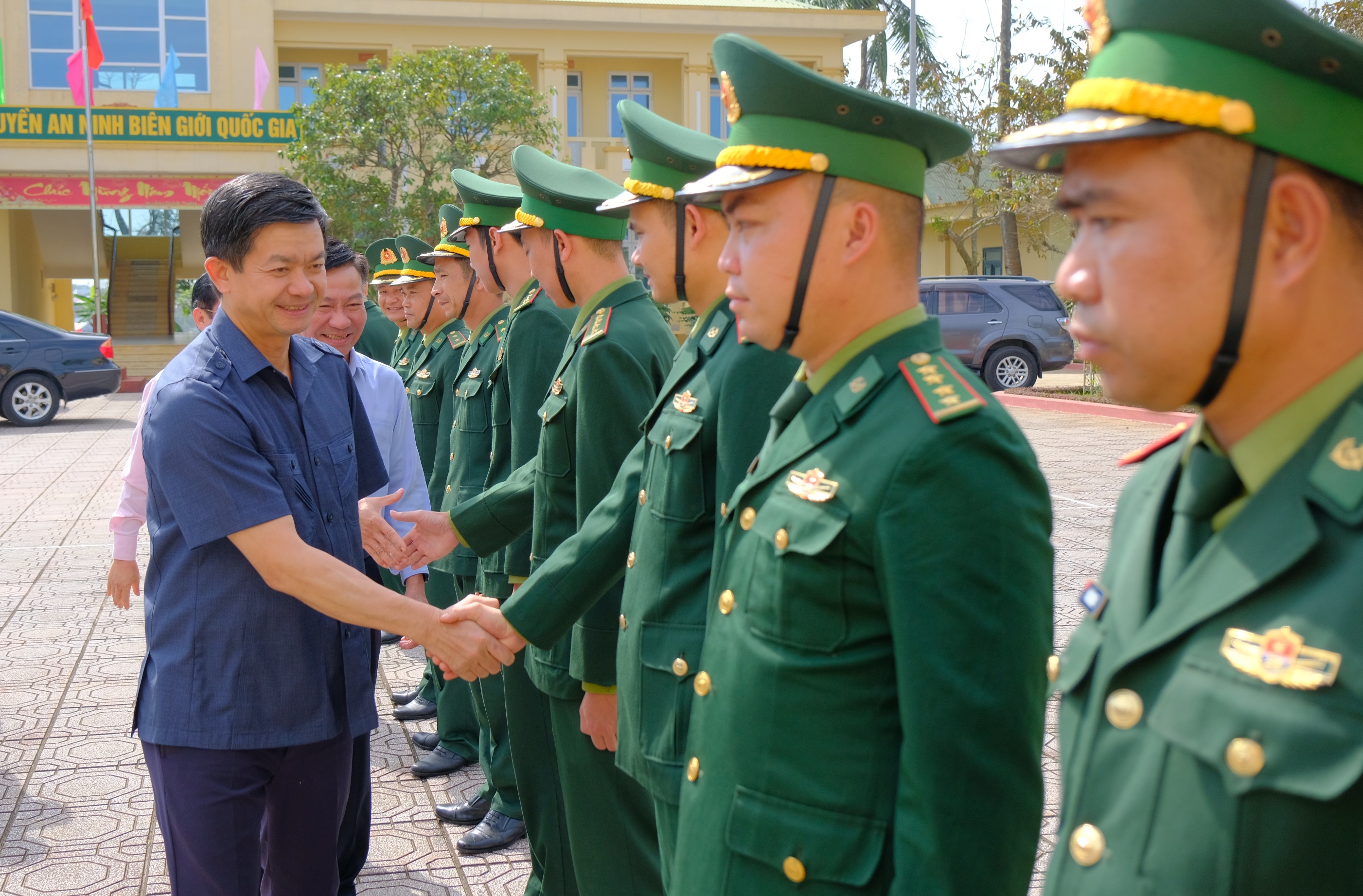 Bí thư Tỉnh ủy Lê Quang Tùng thăm, tặng quà các đồn biên phòng và ngư dân đầu năm mới