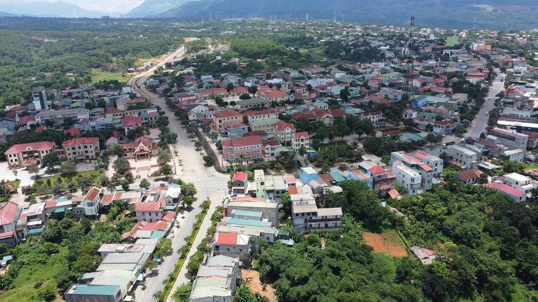 Huong Hoa strebt die erfolgreiche Durchführung wichtiger Aufgaben im Jahr 2024 an