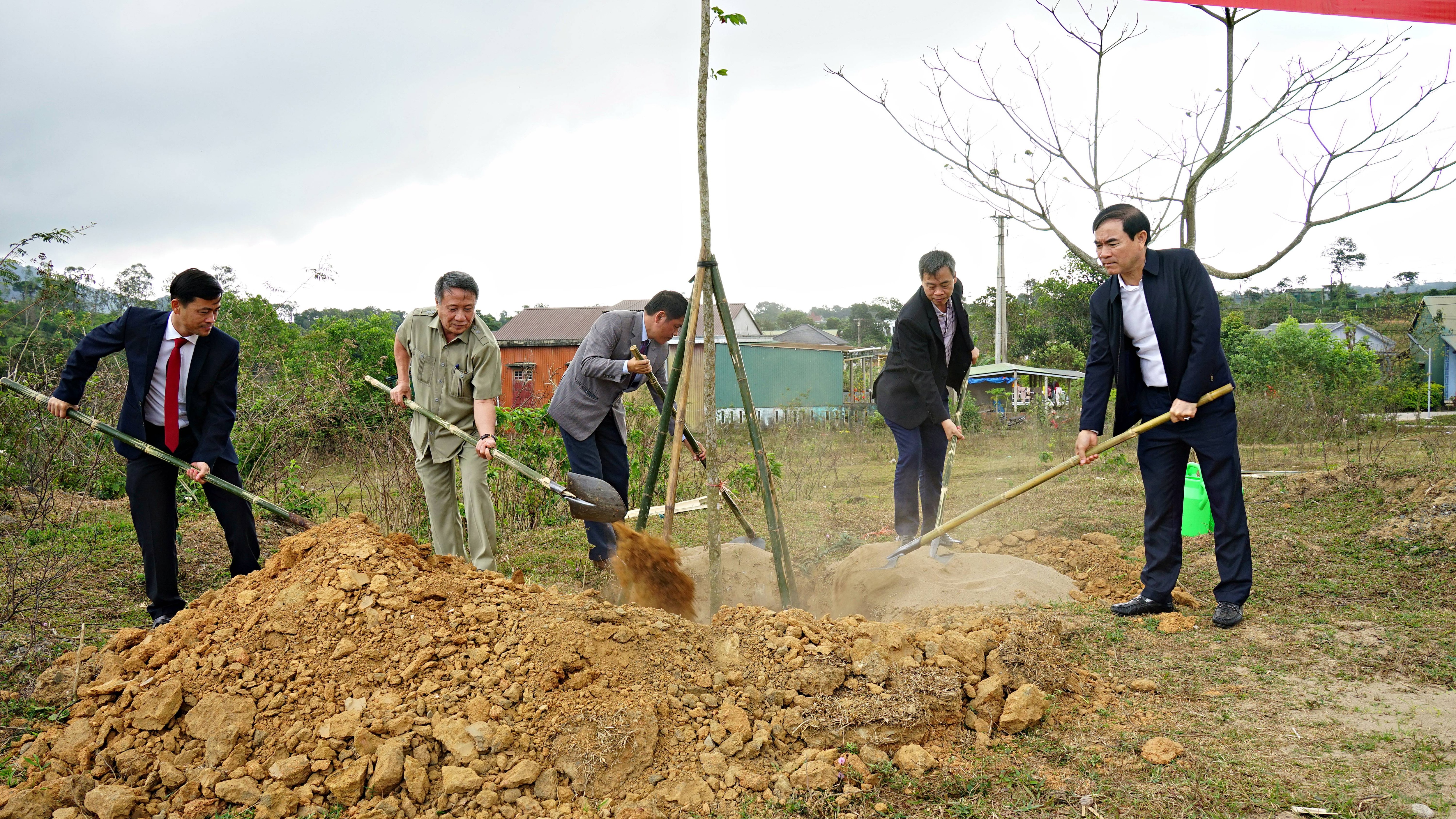 Huong Hoa a lancé la campagne de plantation d'arbres du Têt pour se souvenir à jamais de l'Oncle Ho au printemps de Giap Thin.