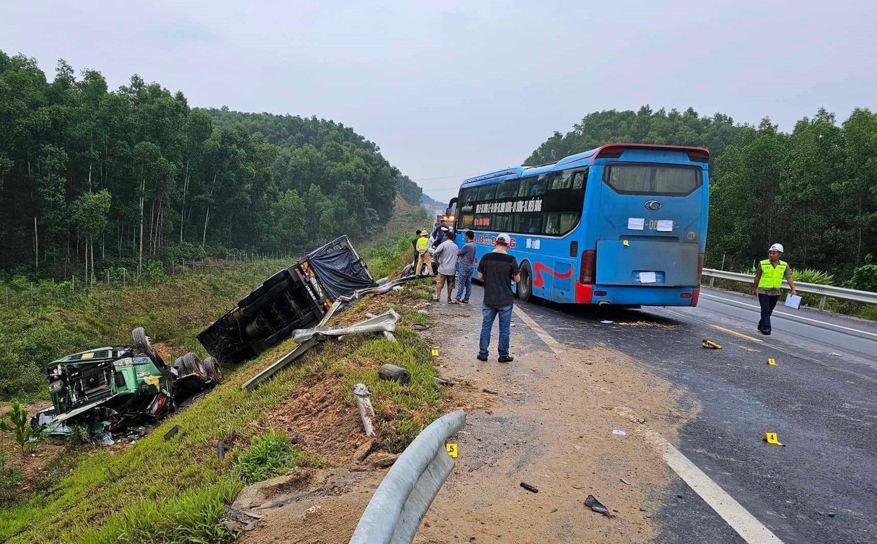 Khẩn trương có phương án đảm bảo an toàn cho các phương tiện lưu thông trên tuyến cao tốc Cam Lộ - La Sơn