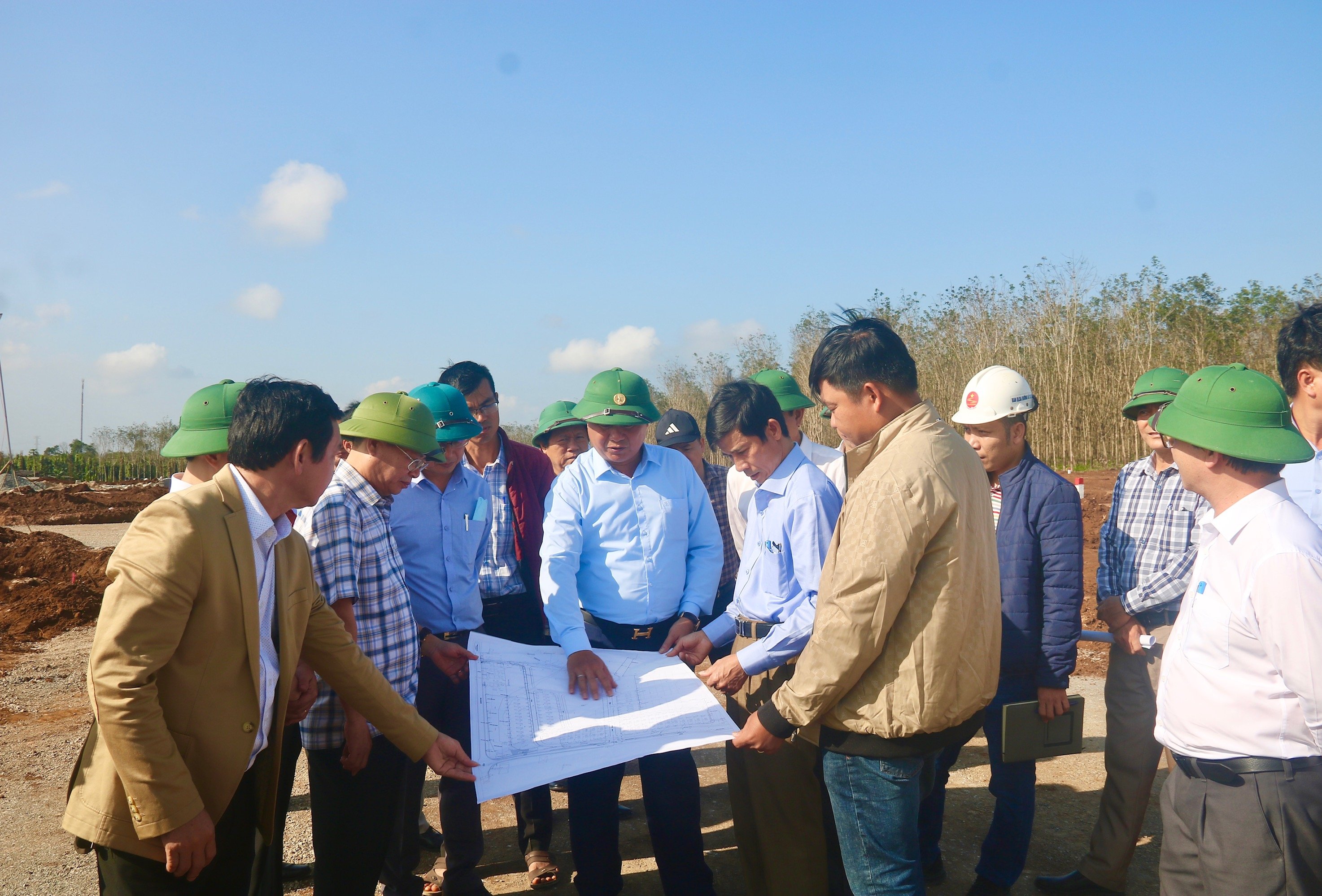 Checking the construction progress of resettlement areas of Van Ninh - Cam Lo expressway project