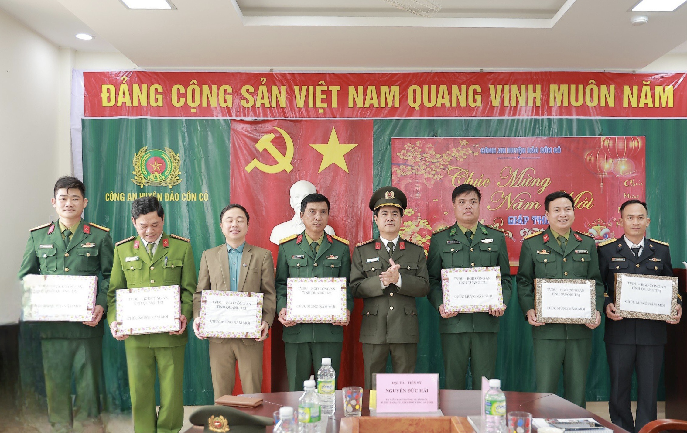 Lãnh đạo Công an tỉnh thăm, chúc tết cán bộ, chiến sĩ công an và Nhân dân huyện đảo Cồn Cỏ