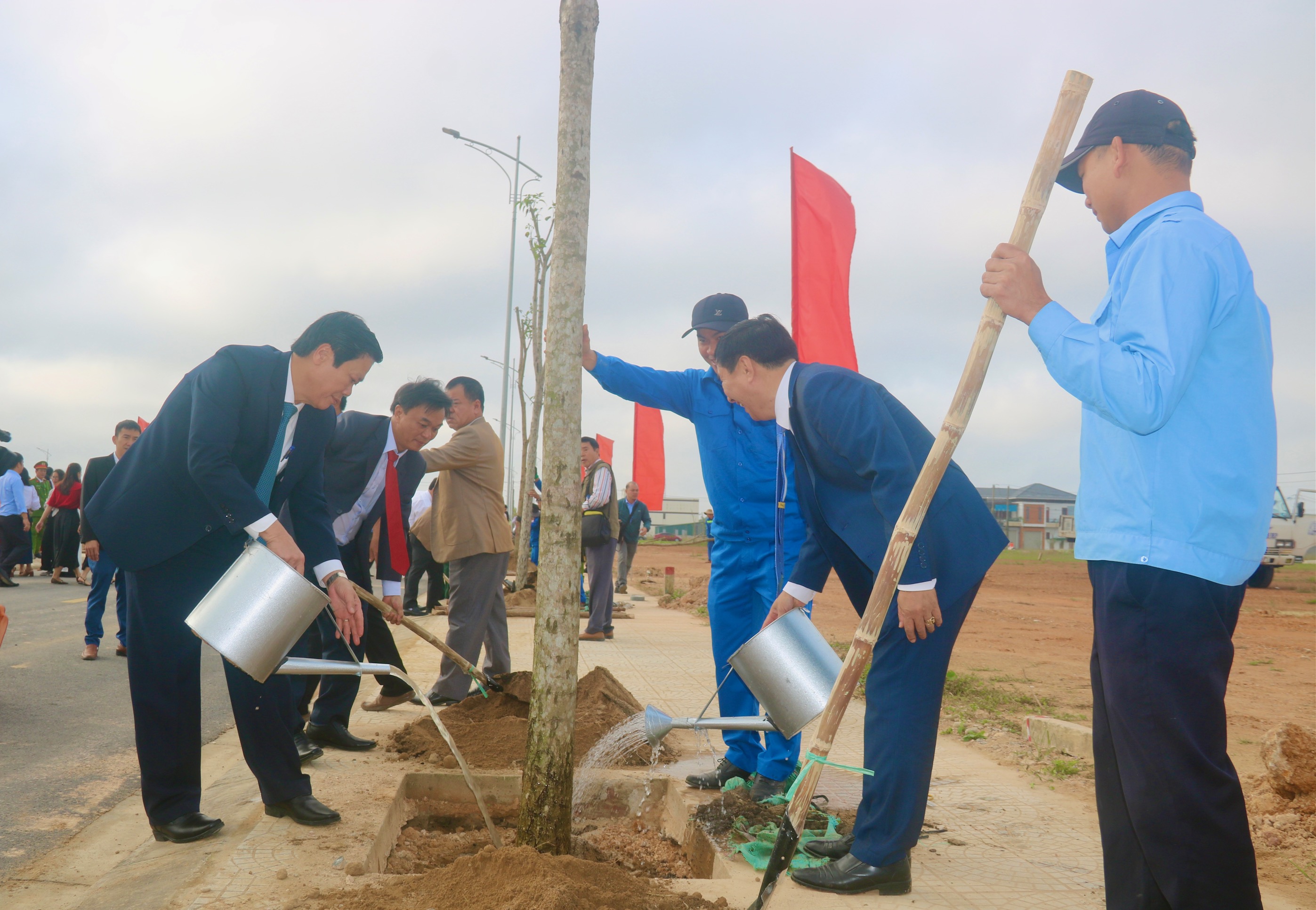 Ville. Dong Ha a lancé le « Festival de plantation d'arbres pour se souvenir à jamais de l'Oncle Ho » au printemps de Giap Thin - 2024