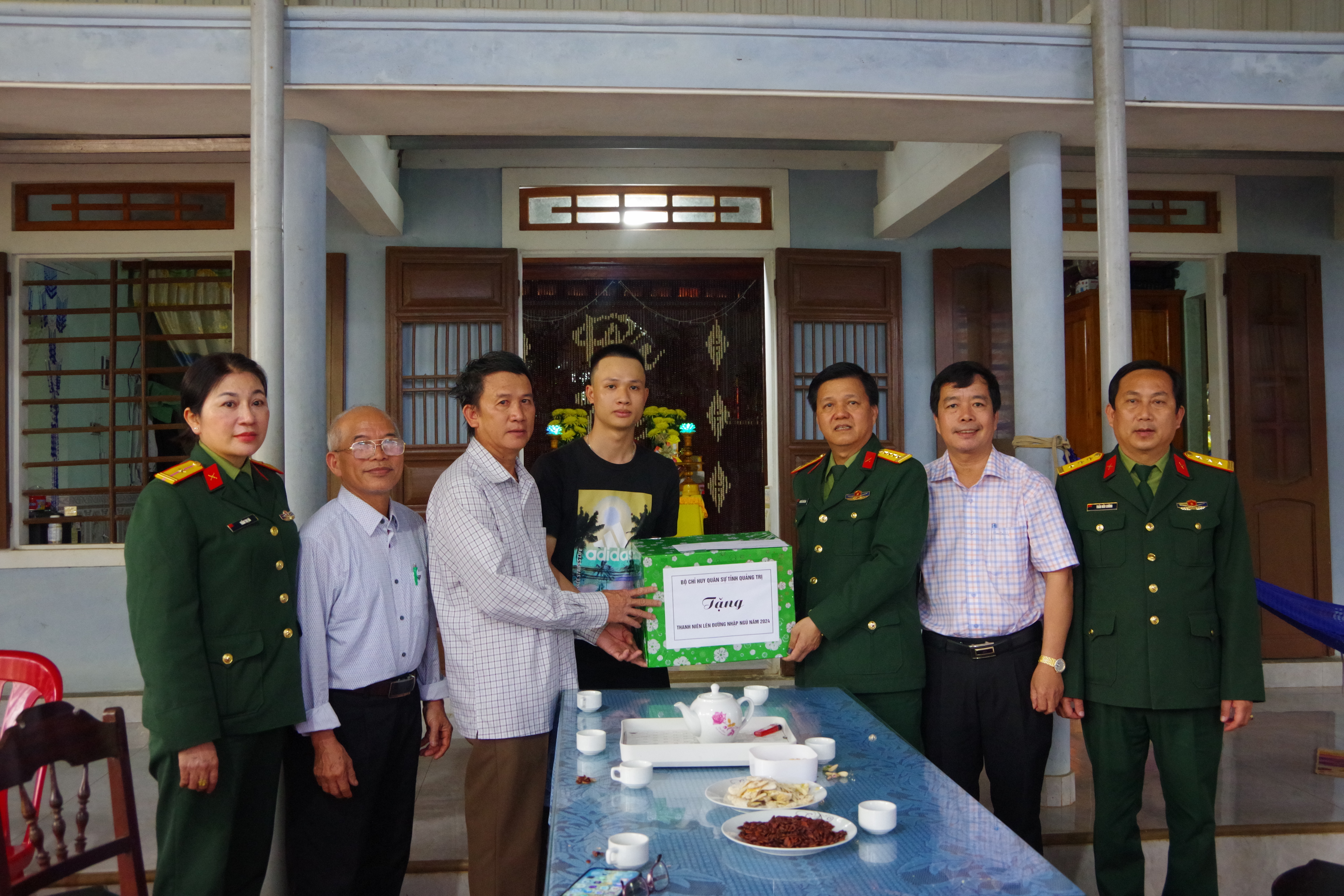 Thăm, tặng quà thanh niên có hoàn cảnh khó khăn chuẩn bị lên đường nhập ngũ