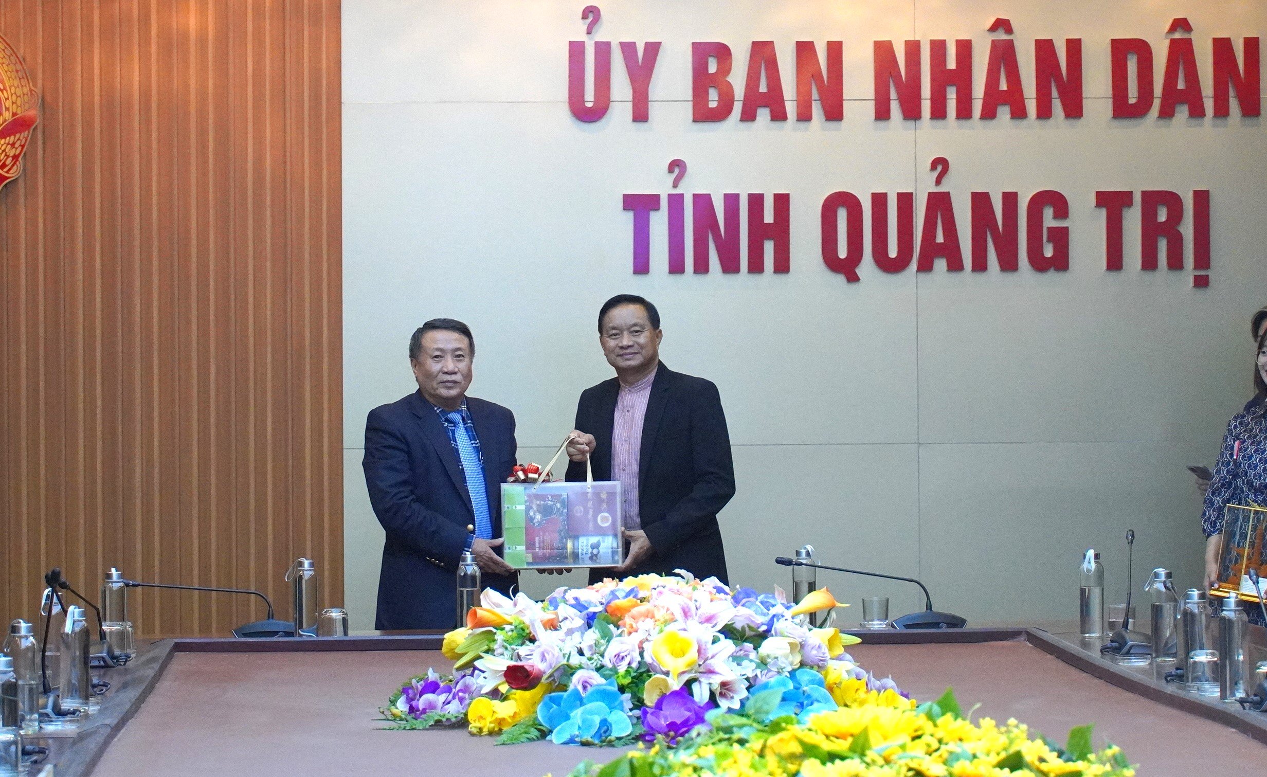 Lãnh đạo tỉnh tiếp xã giao đoàn đại biểu cấp cao tỉnh Ubon Ratchathani