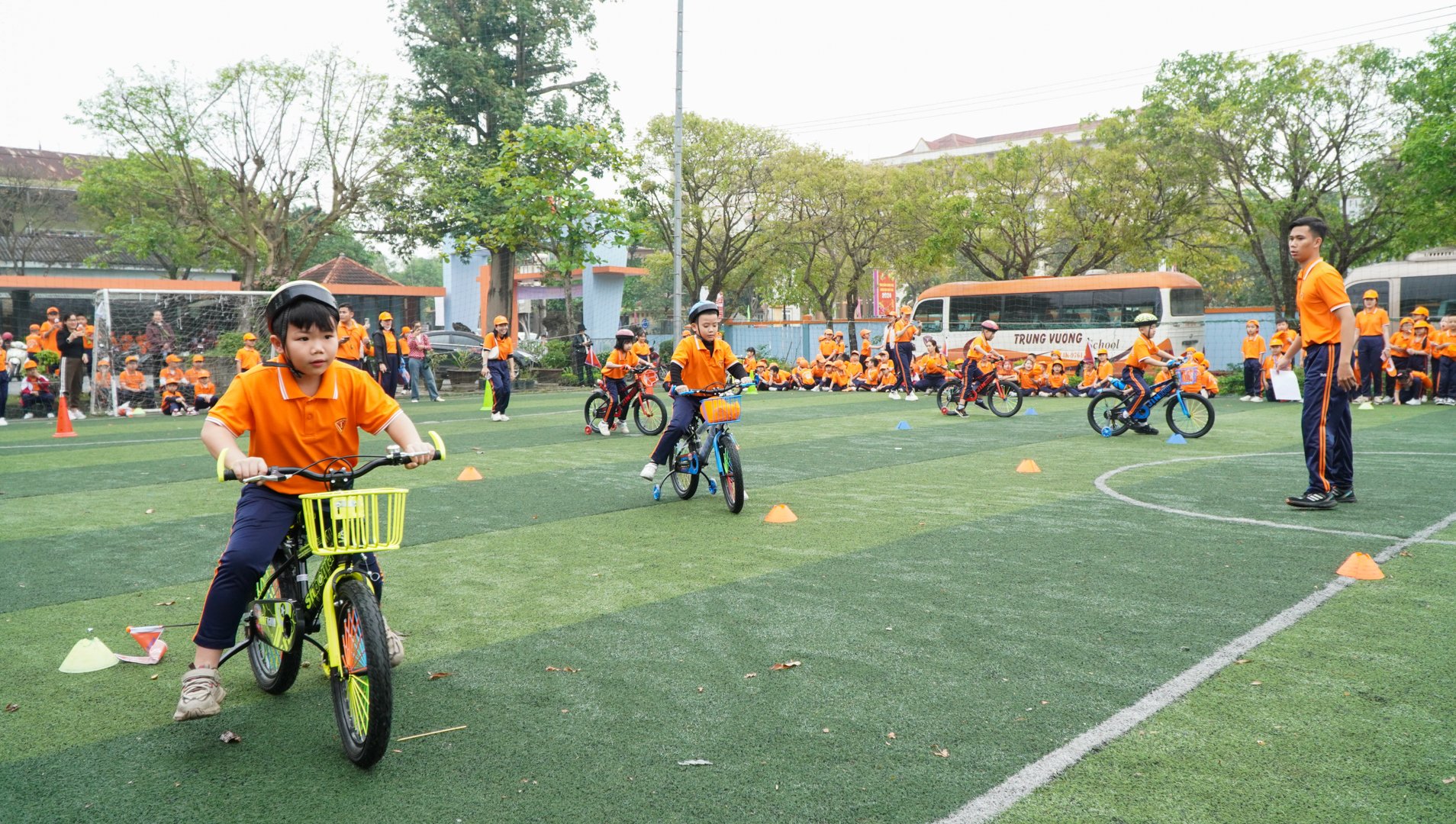 1.500 Schüler nahmen an der Eröffnungszeremonie des 1. Trung Vuong Schulsportfestivals 2024 teil