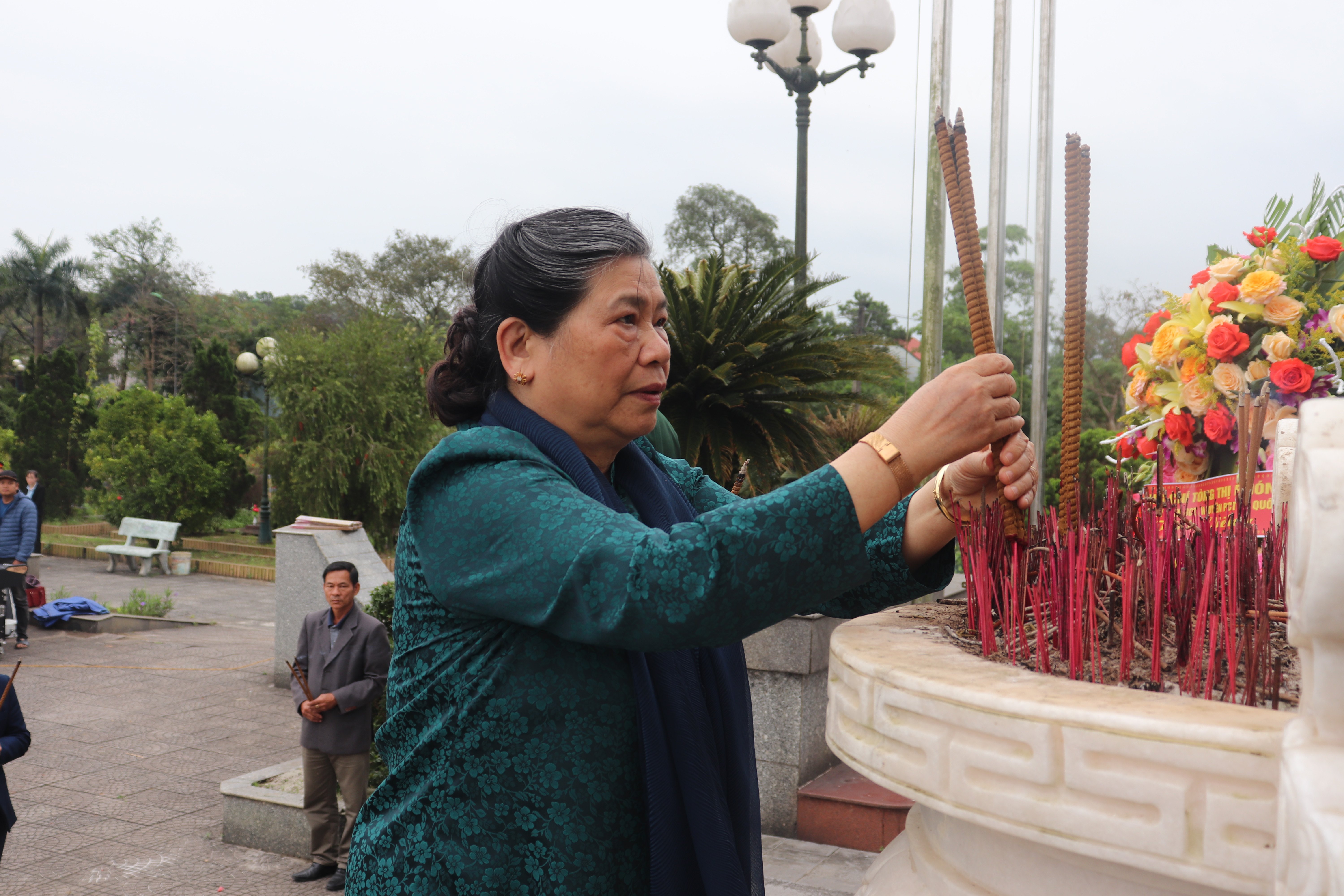 Nguyên Phó Chủ tịch Thường trực Quốc hội Tòng Thị Phóng dâng hương tưởng niệm các anh hùng liệt sĩ tại Quảng Trị