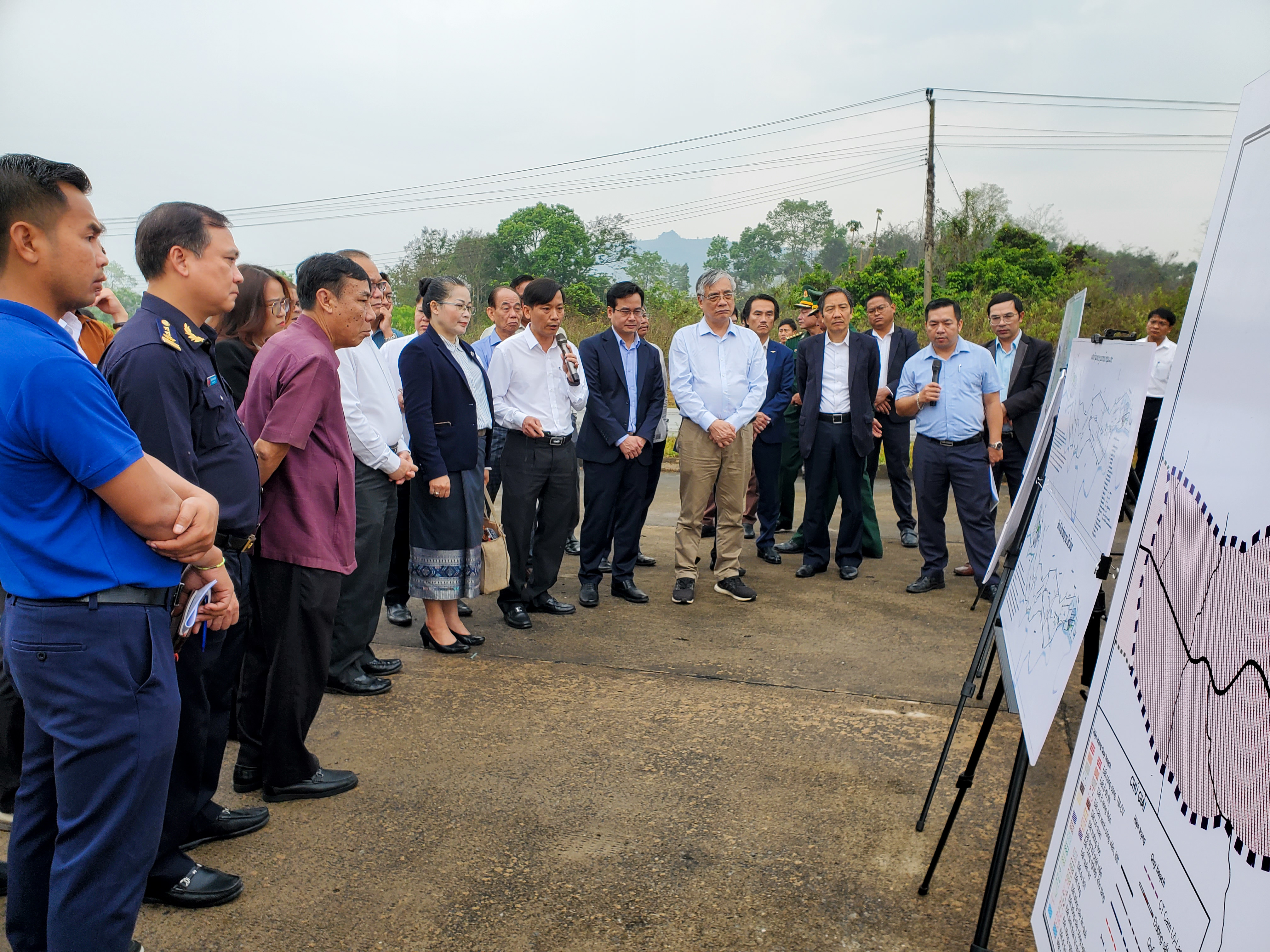 Tham vấn đề xuất mô hình Khu kinh tế thương mại xuyên biên giới chung Lao Bảo - Densavan