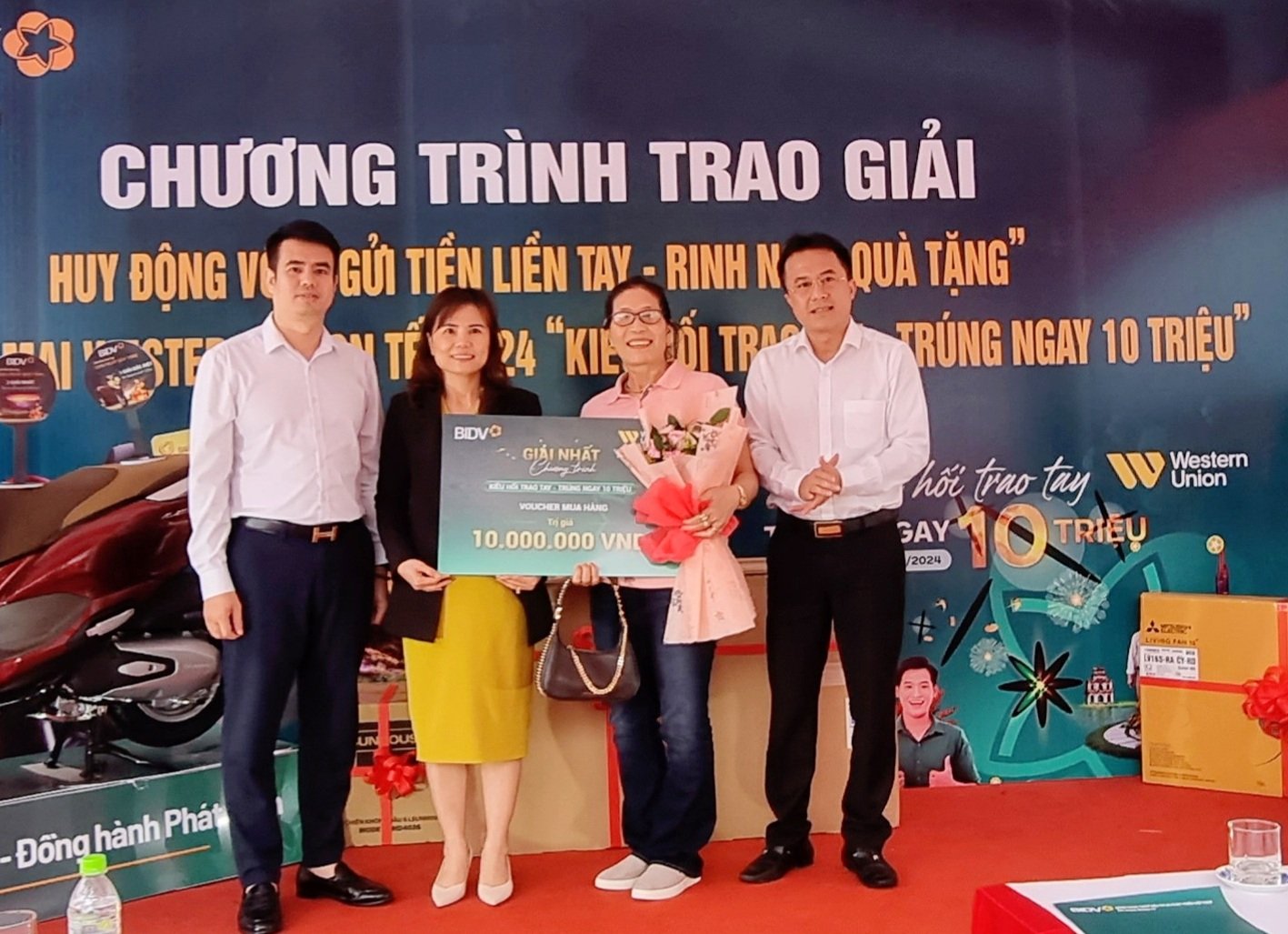 Trao giải khuyến mại huy động vốn “Gửi tiền liền tay - Rinh ngay quà tặng”